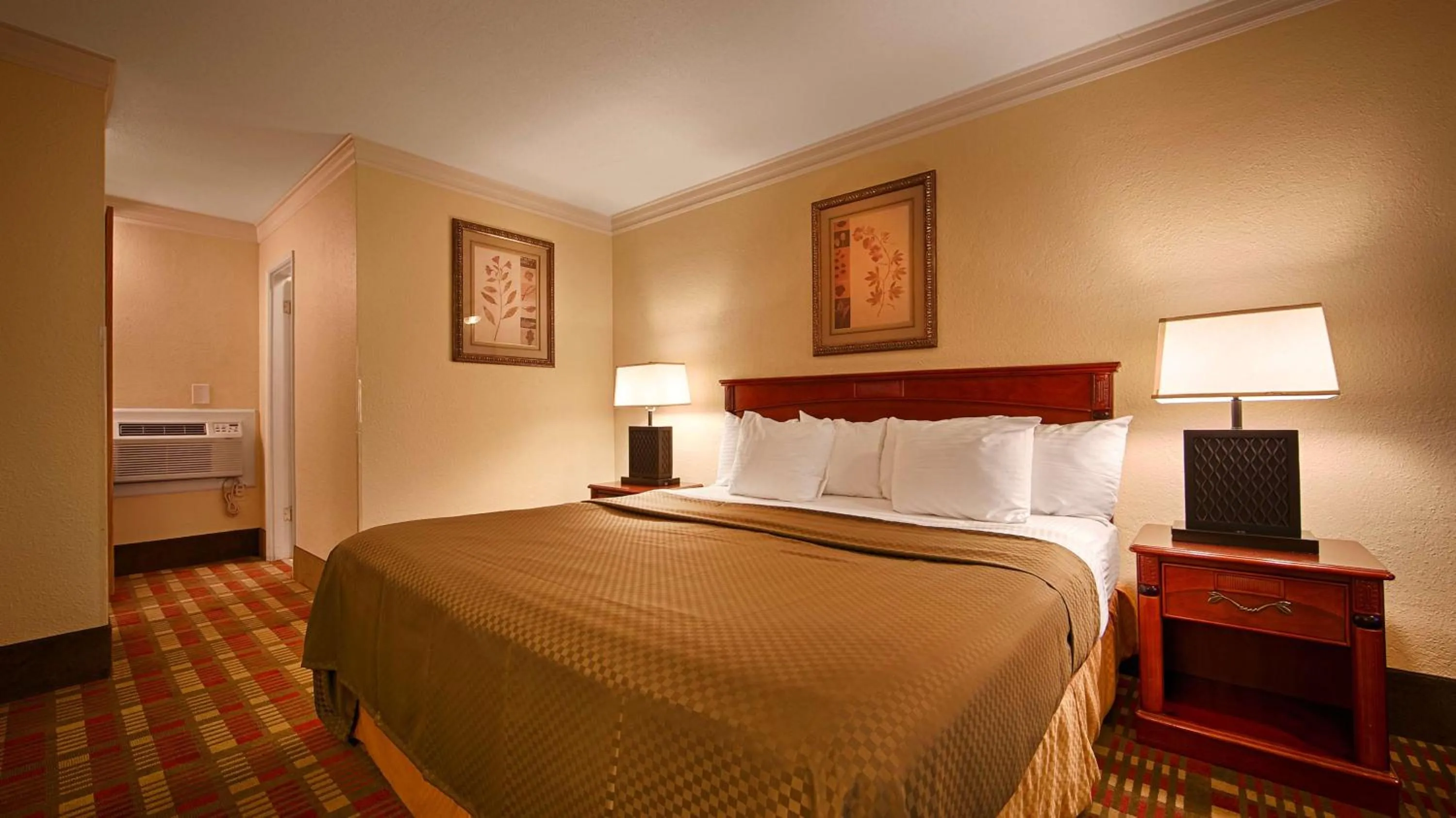 Photo of the whole room, Bed in Best Western Garden Villa Inn