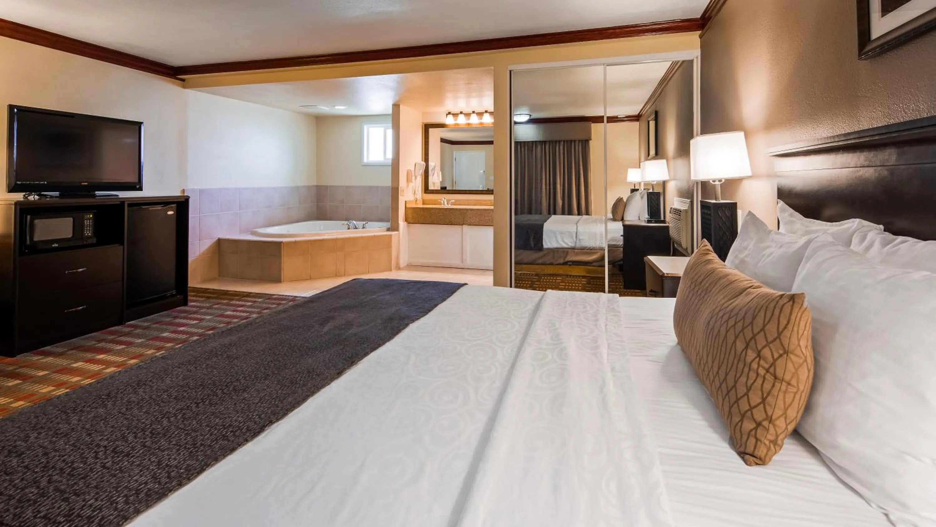 Bedroom, Bed in Best Western Garden Villa Inn