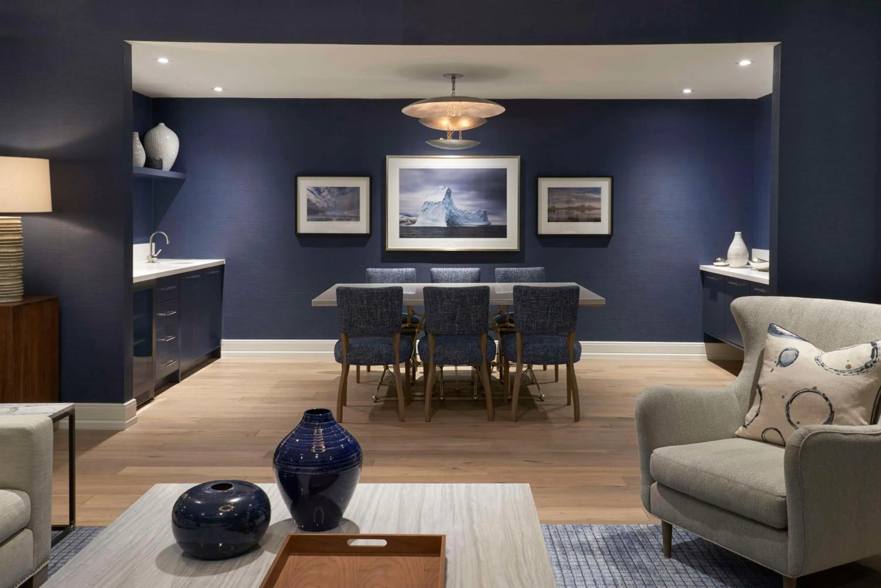 Living room in Hilton Toronto