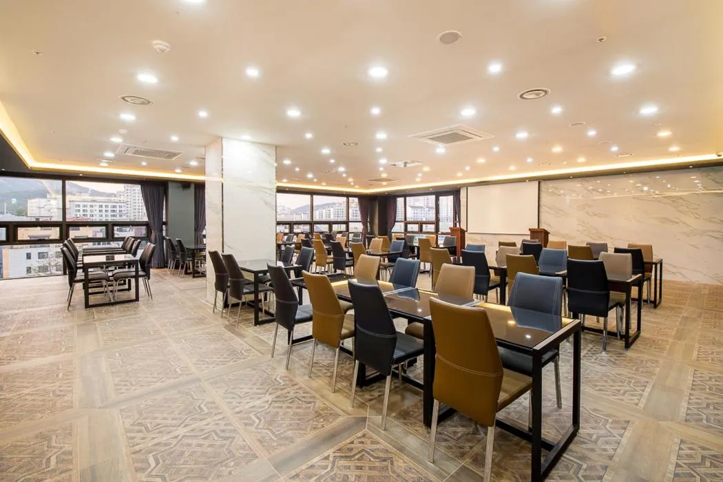 Restaurant/places to eat in Hotel The May