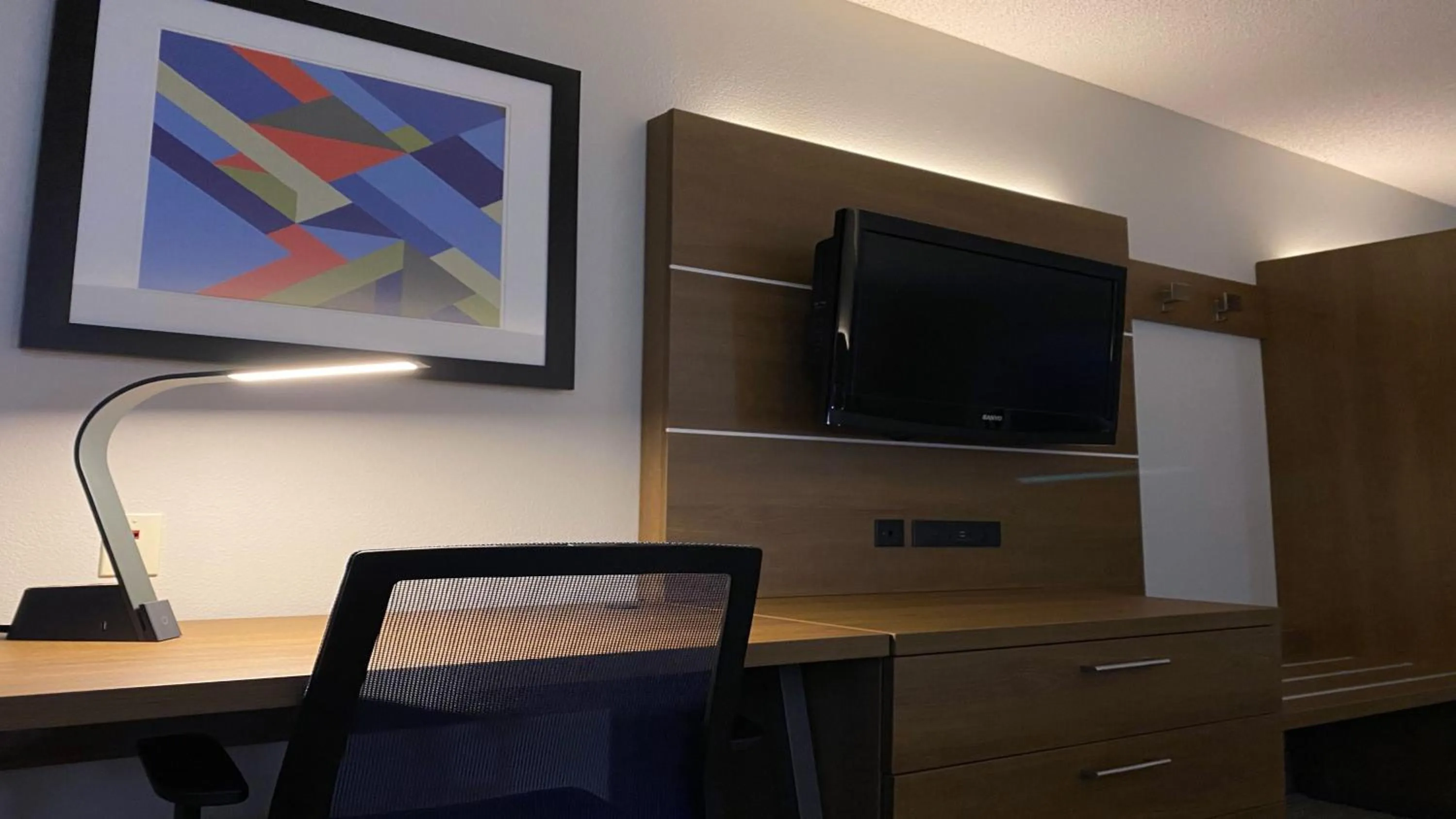 TV and multimedia in Holiday Inn Express Hotel & Suites Somerset Central by IHG