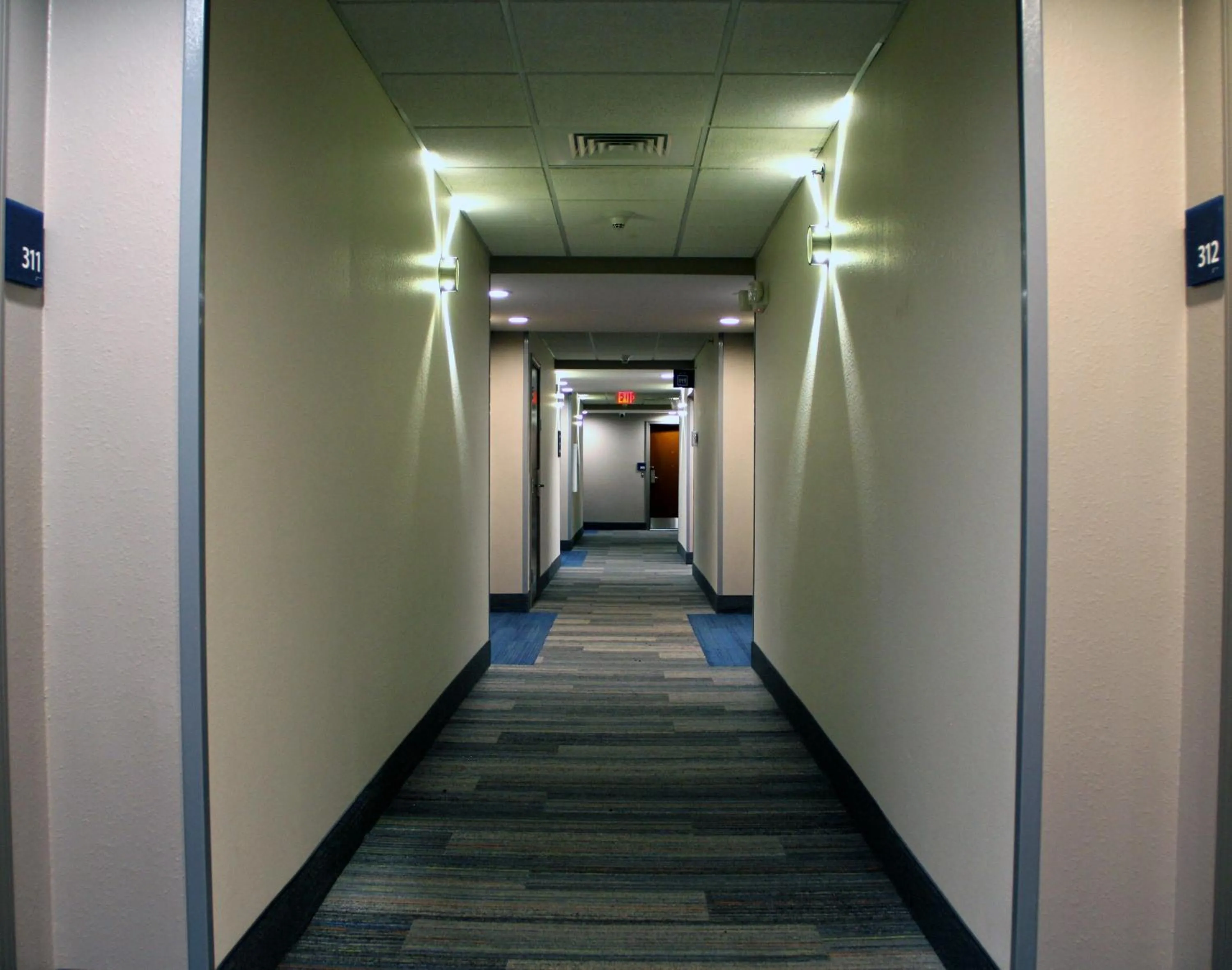 Lobby or reception in Holiday Inn Express Hotel & Suites Somerset Central by IHG