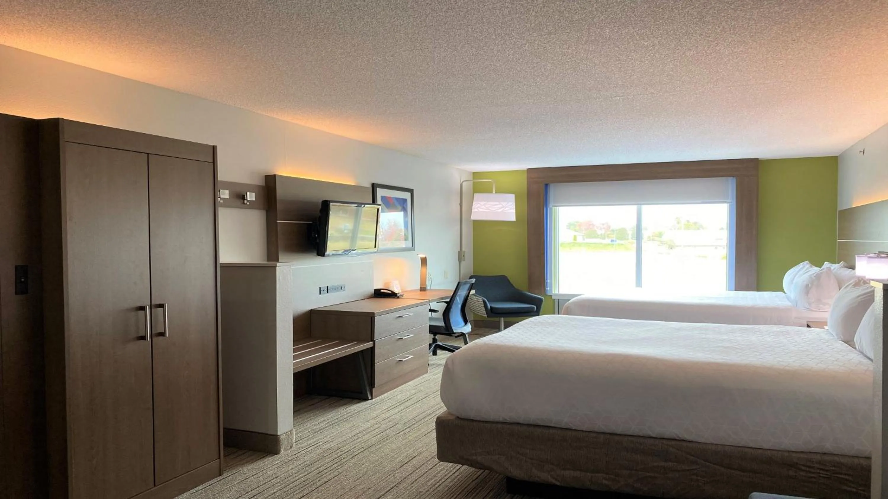 Photo of the whole room, Bed in Holiday Inn Express Hotel & Suites Somerset Central by IHG