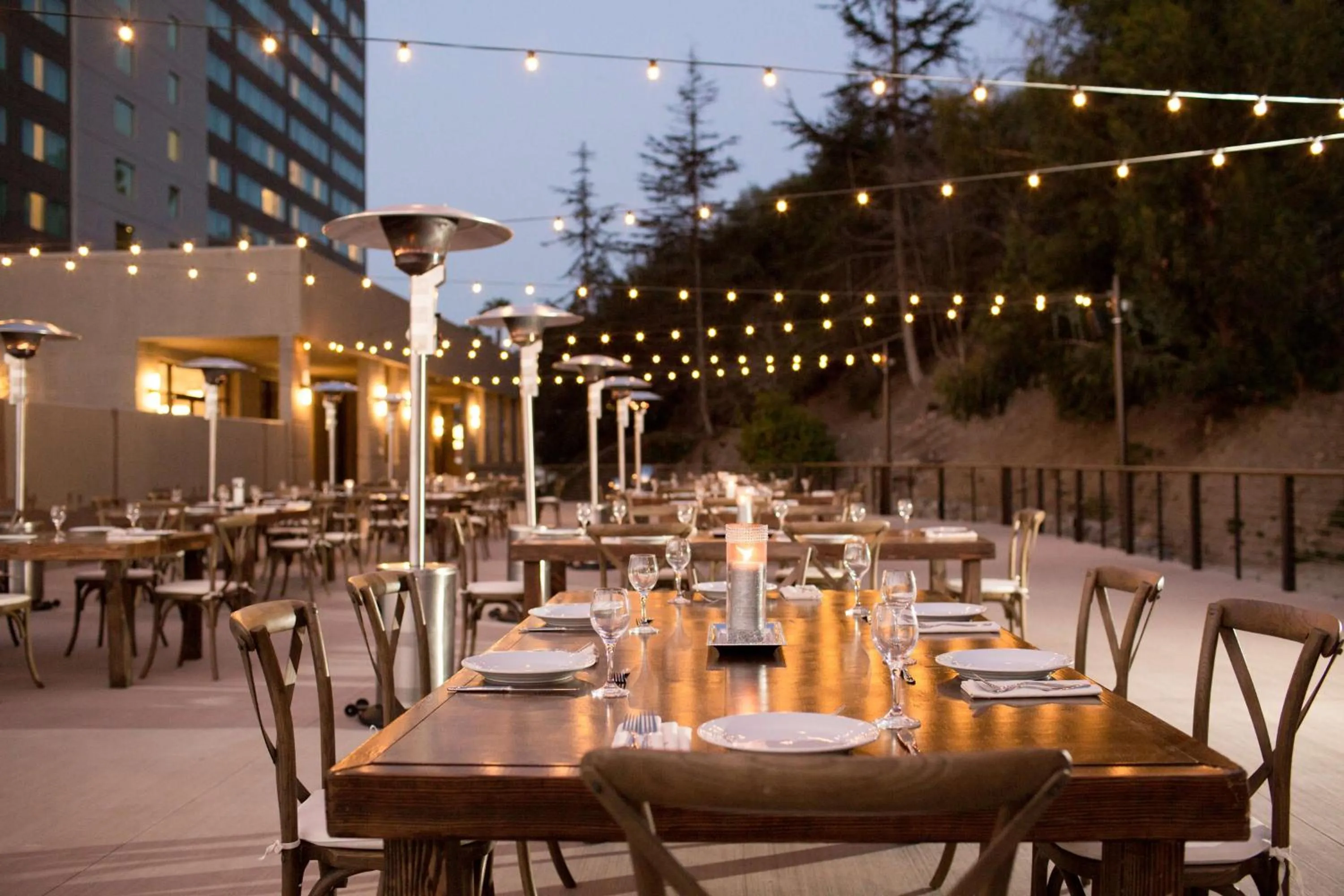 Dining area in Hilton San Diego Mission Valley