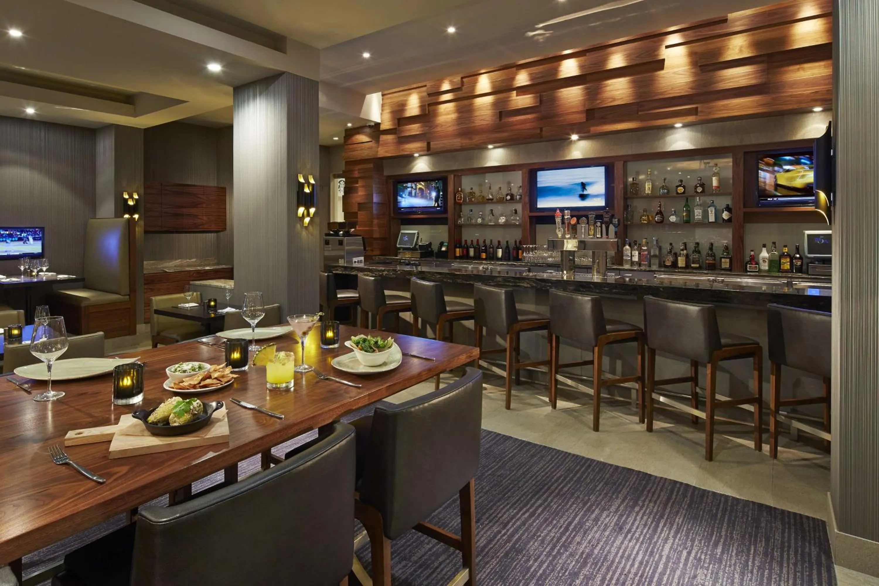 Lounge or bar in Hilton San Diego Mission Valley