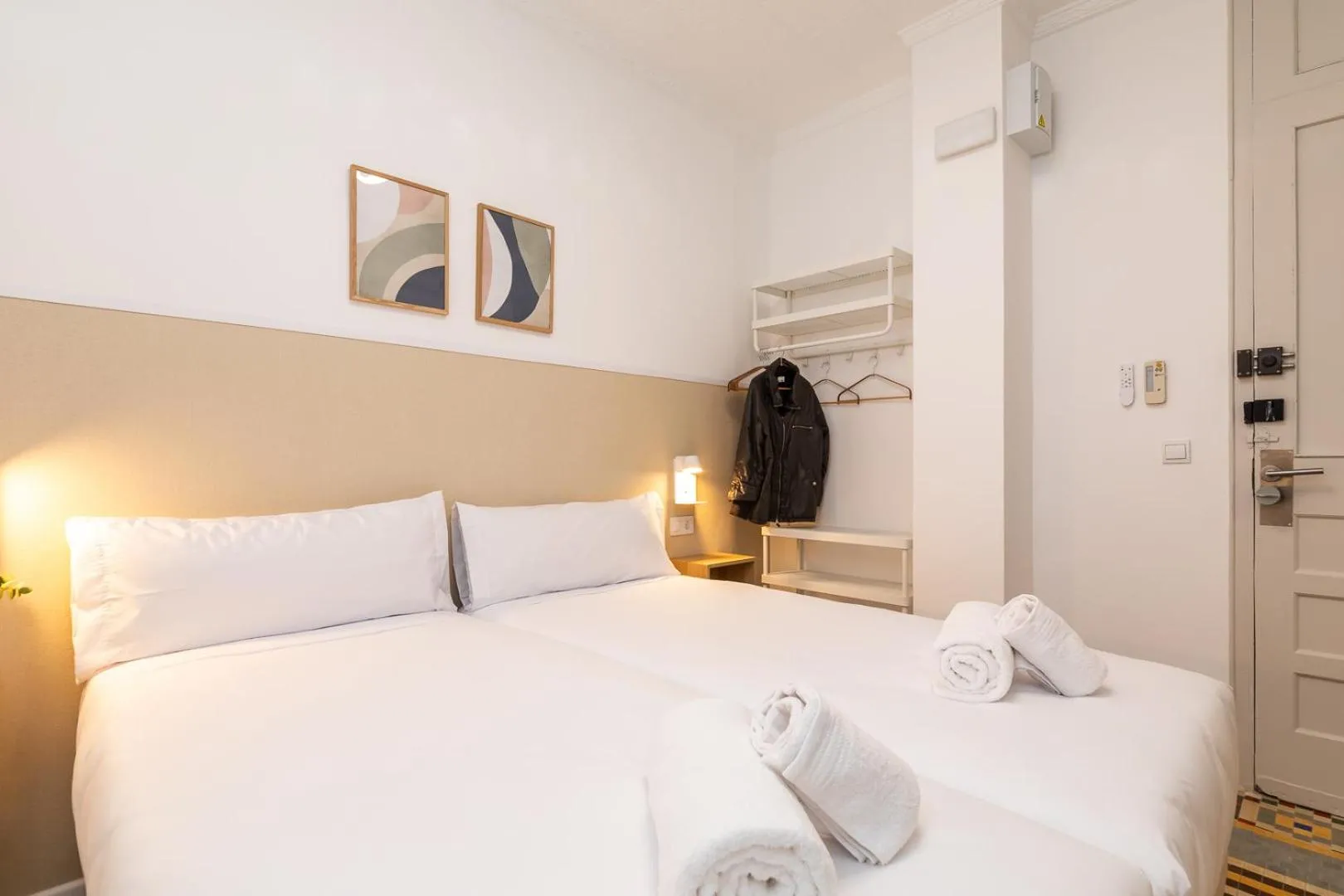 Standard Twin Room with Shared Bathroom in Pensión Alicante by Moontels