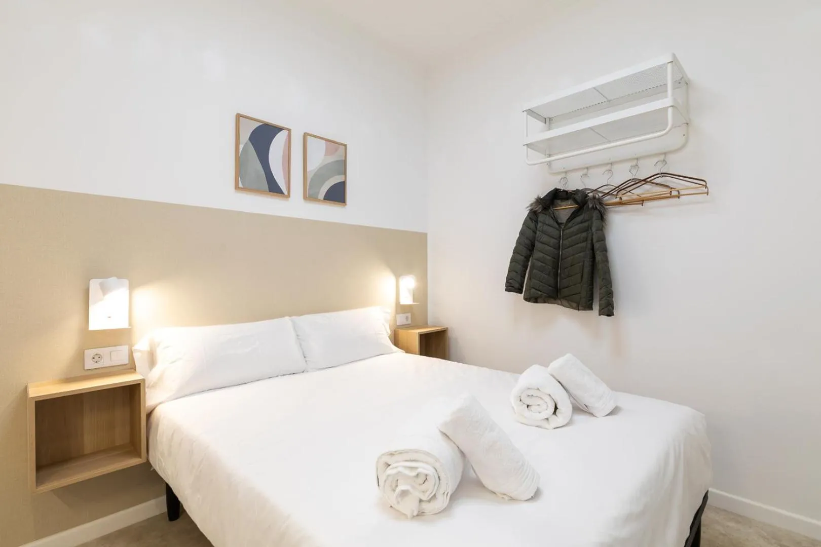 Interior Double Room with Shared Bathroom in Pensión Alicante by Moontels