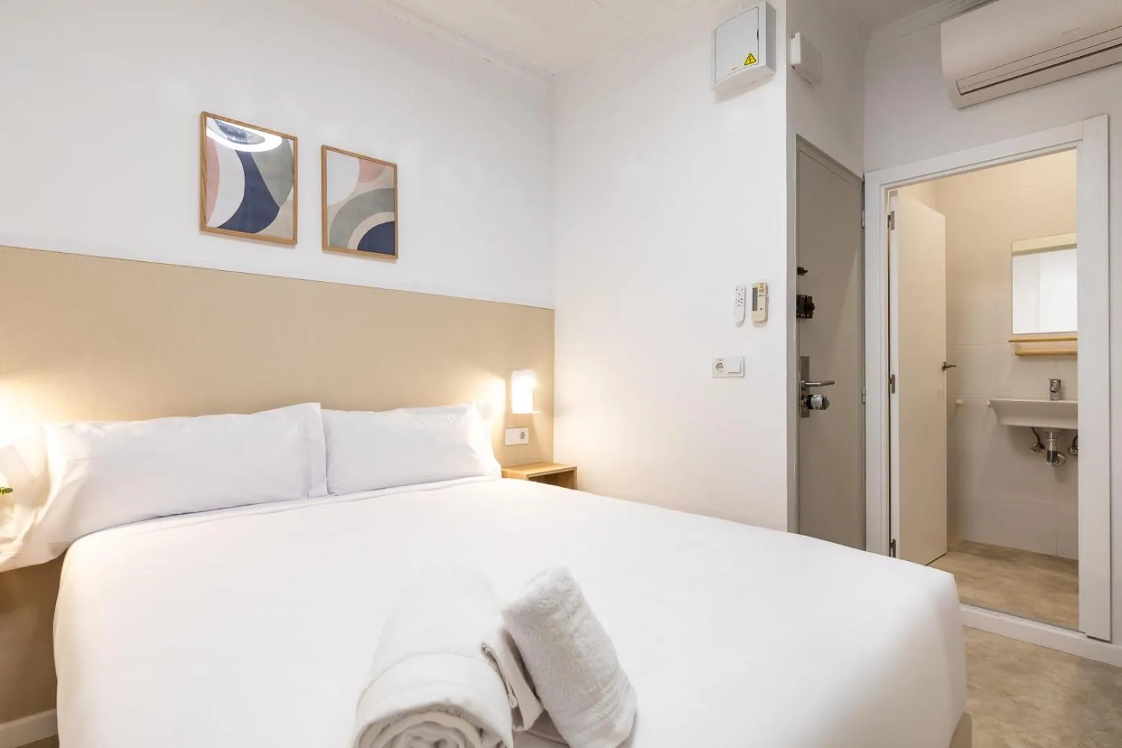 Double Room with Private Bathroom in Pensión Alicante by Moontels