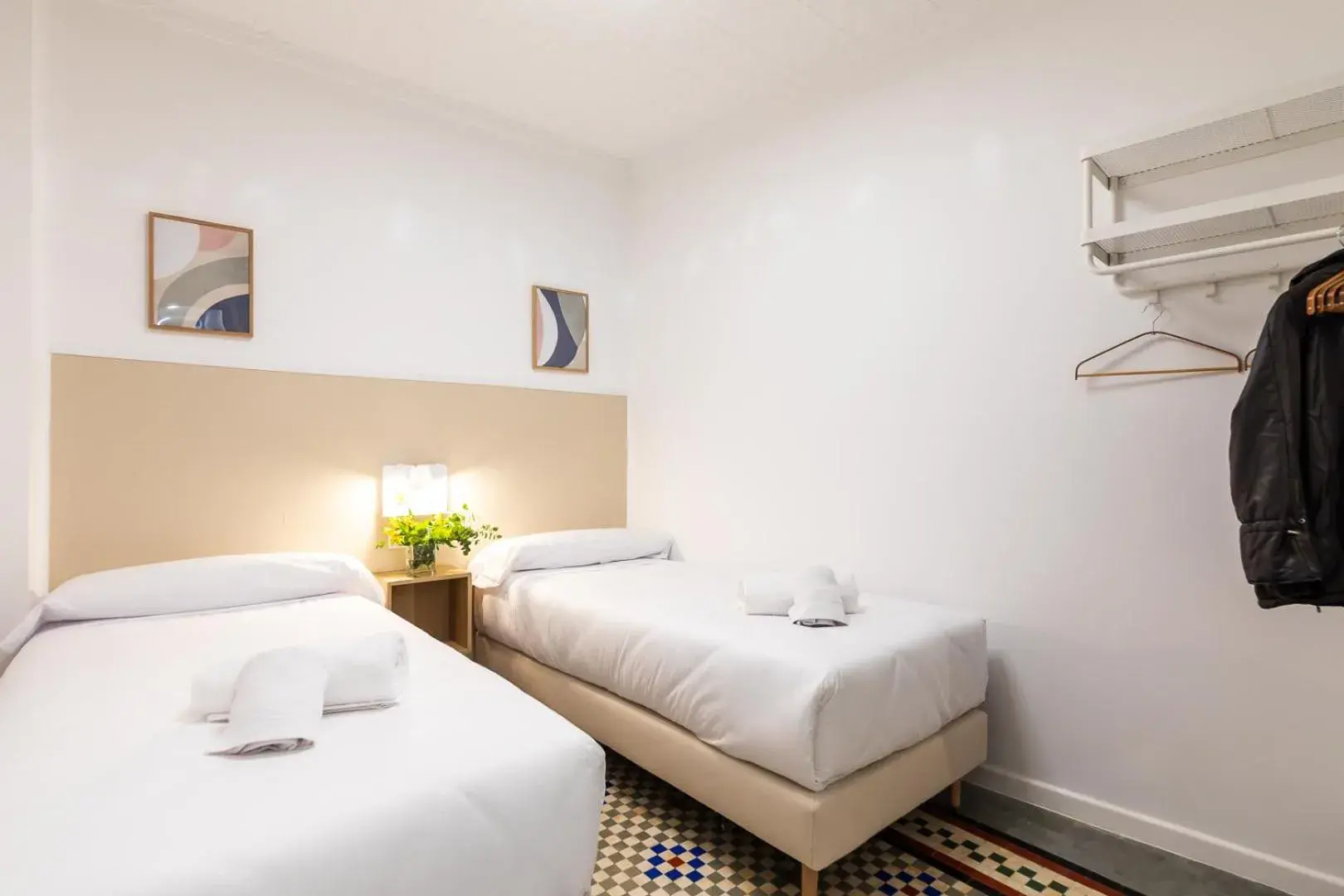 Twin Room with Private Bathroom in Pensión Alicante by Moontels Twin Room with Private Bathroom in Pensión Alicante by Moontels