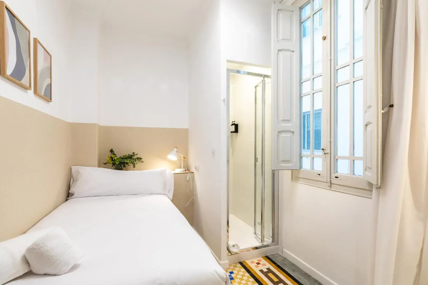 interior Single Room with Shared Toilet in Pensión Alicante by Moontels interior Single Room with Shared Toilet in Pensión Alicante by Moontels