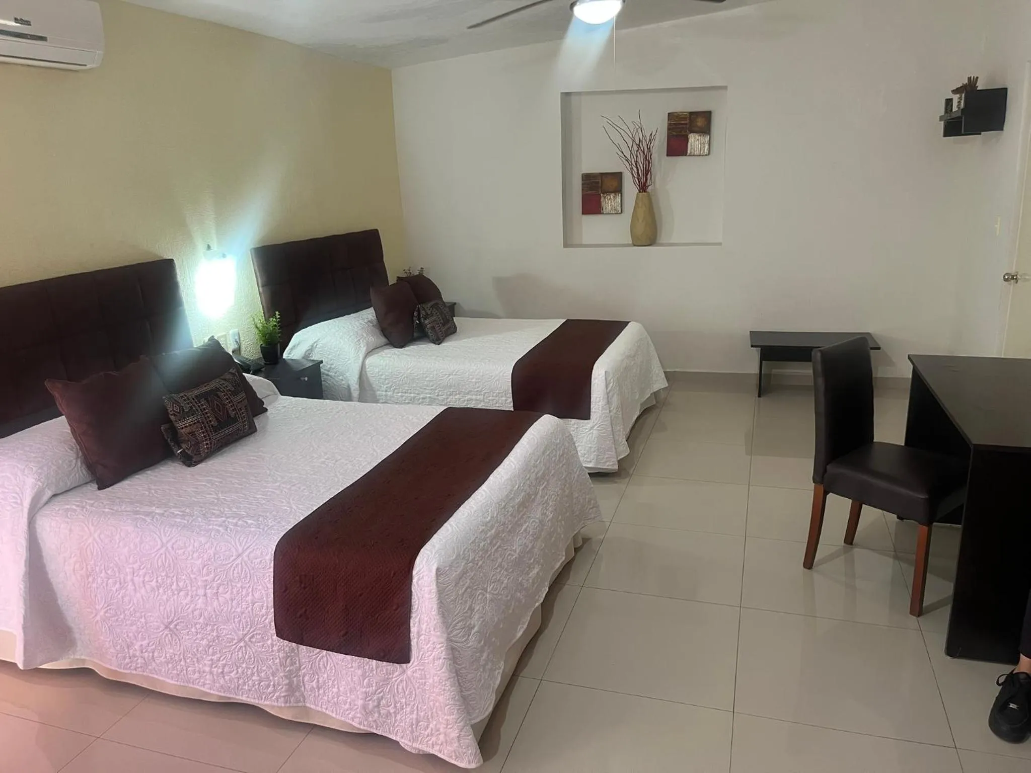 Photo of the whole room, Bed in Pequeno Gran Hotel