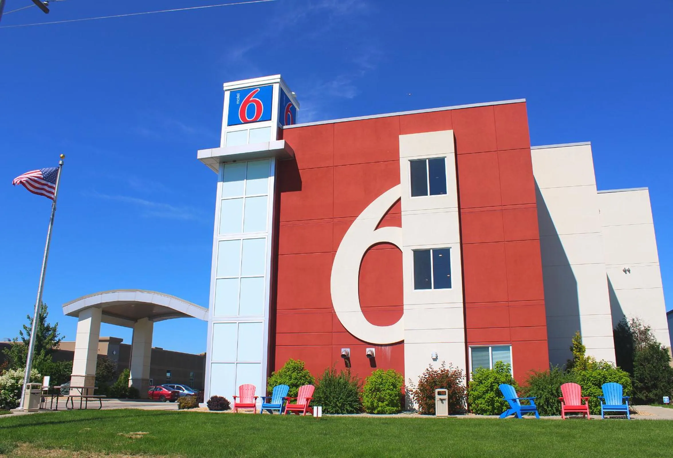 Property building in Motel 6-Mankato, MN