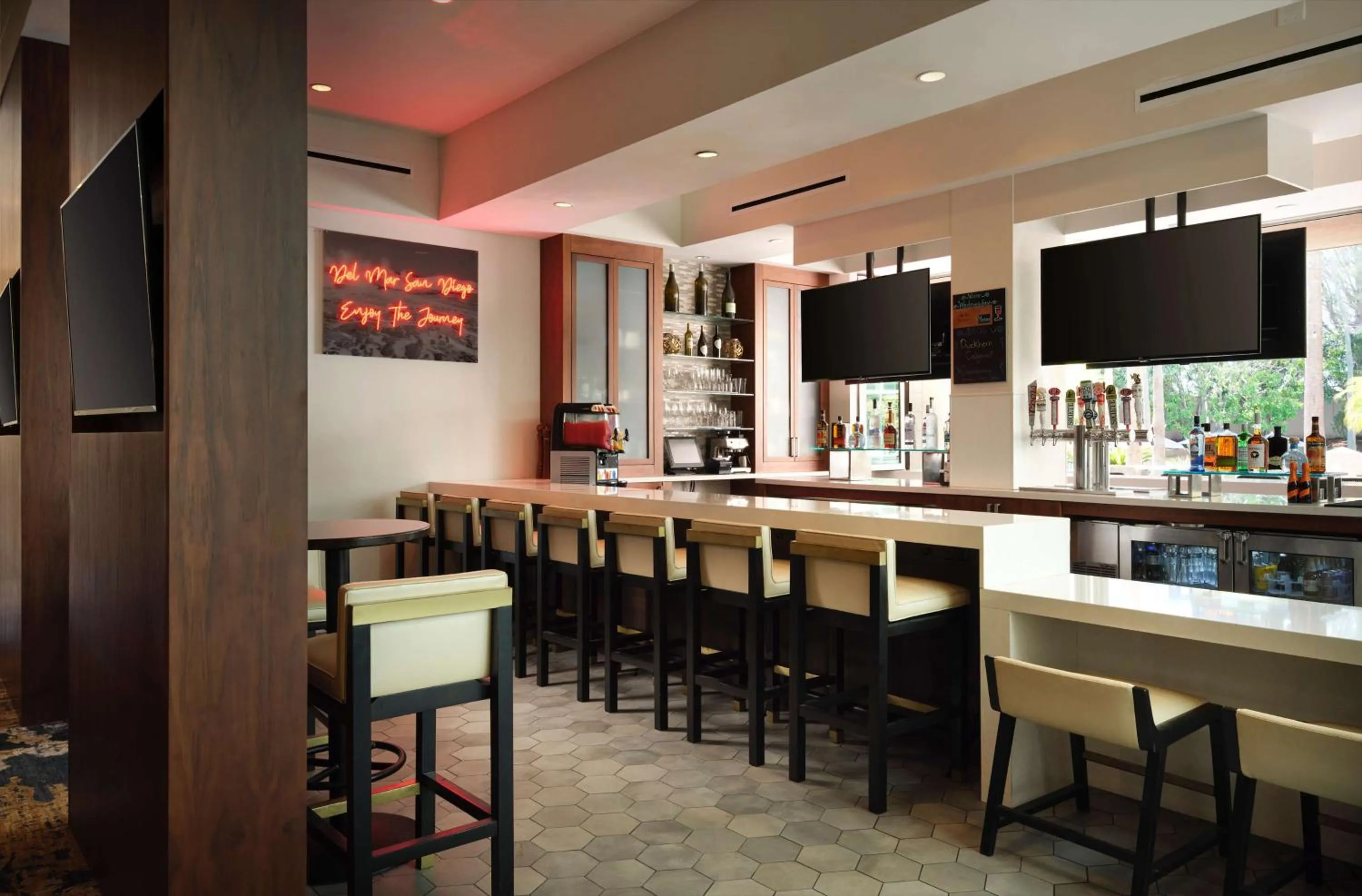 Lounge or bar in DoubleTree by Hilton San Diego Del Mar