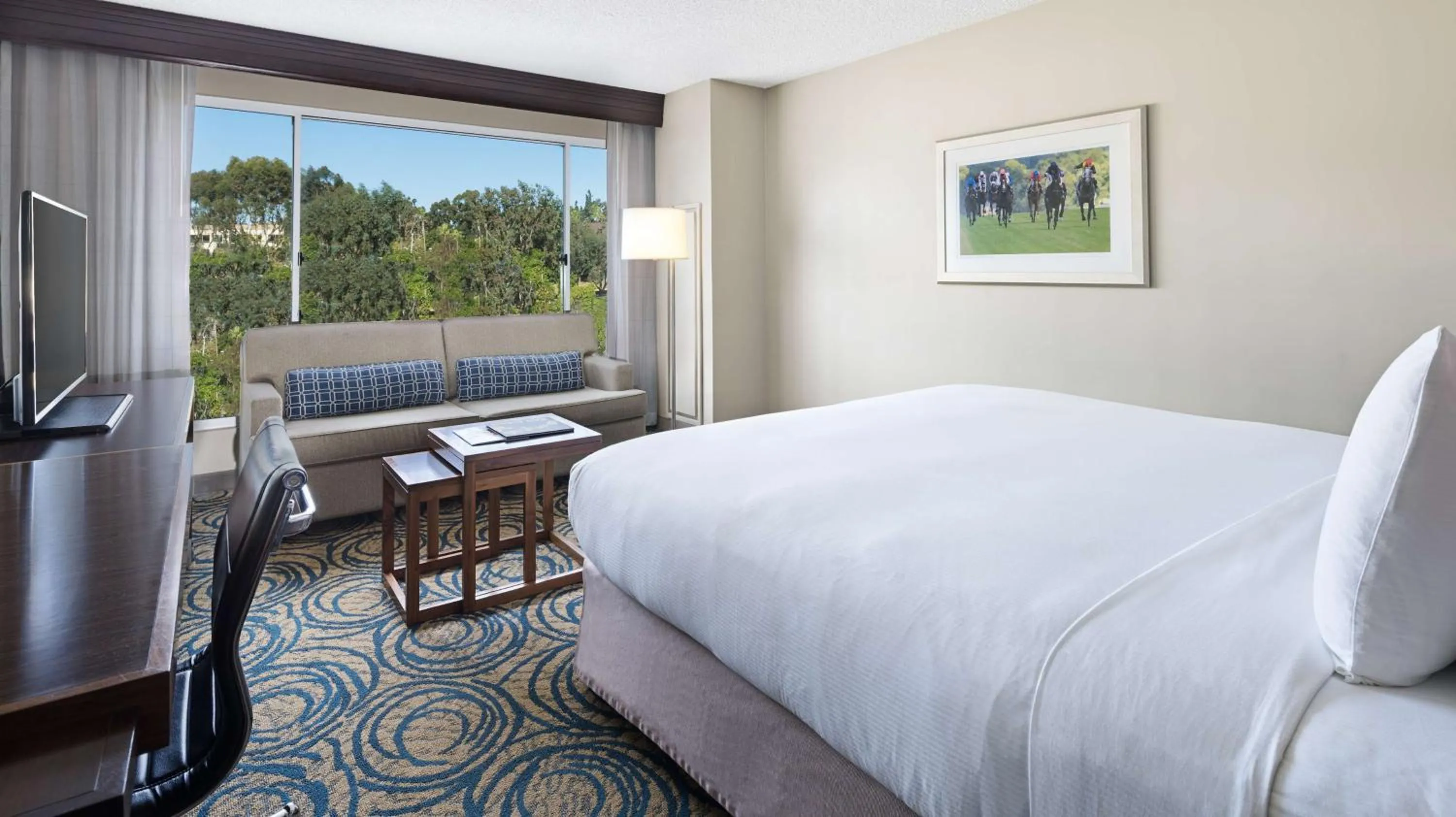 Bedroom, Bed in DoubleTree by Hilton San Diego Del Mar