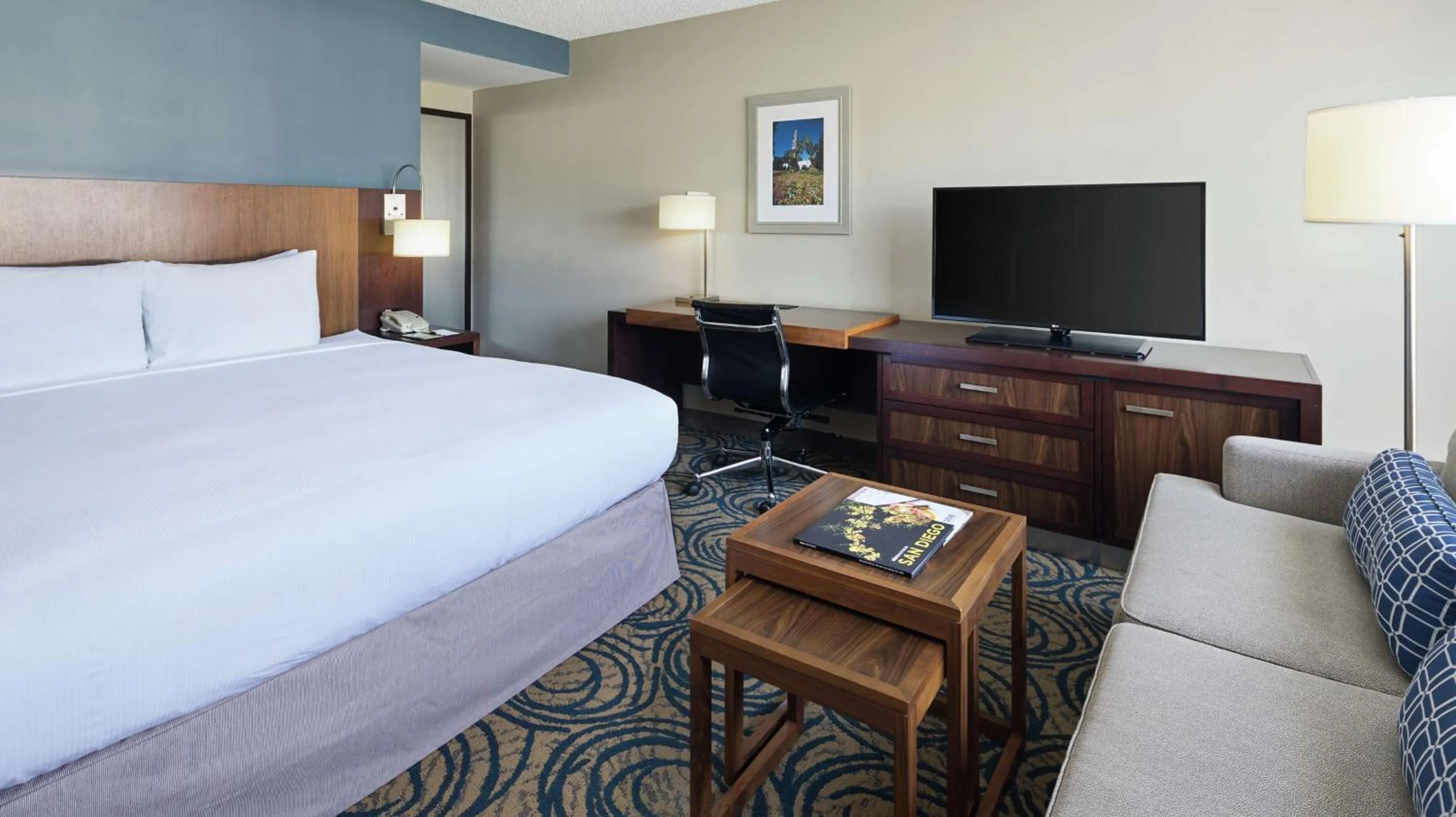 Bedroom, Bed in DoubleTree by Hilton San Diego Del Mar