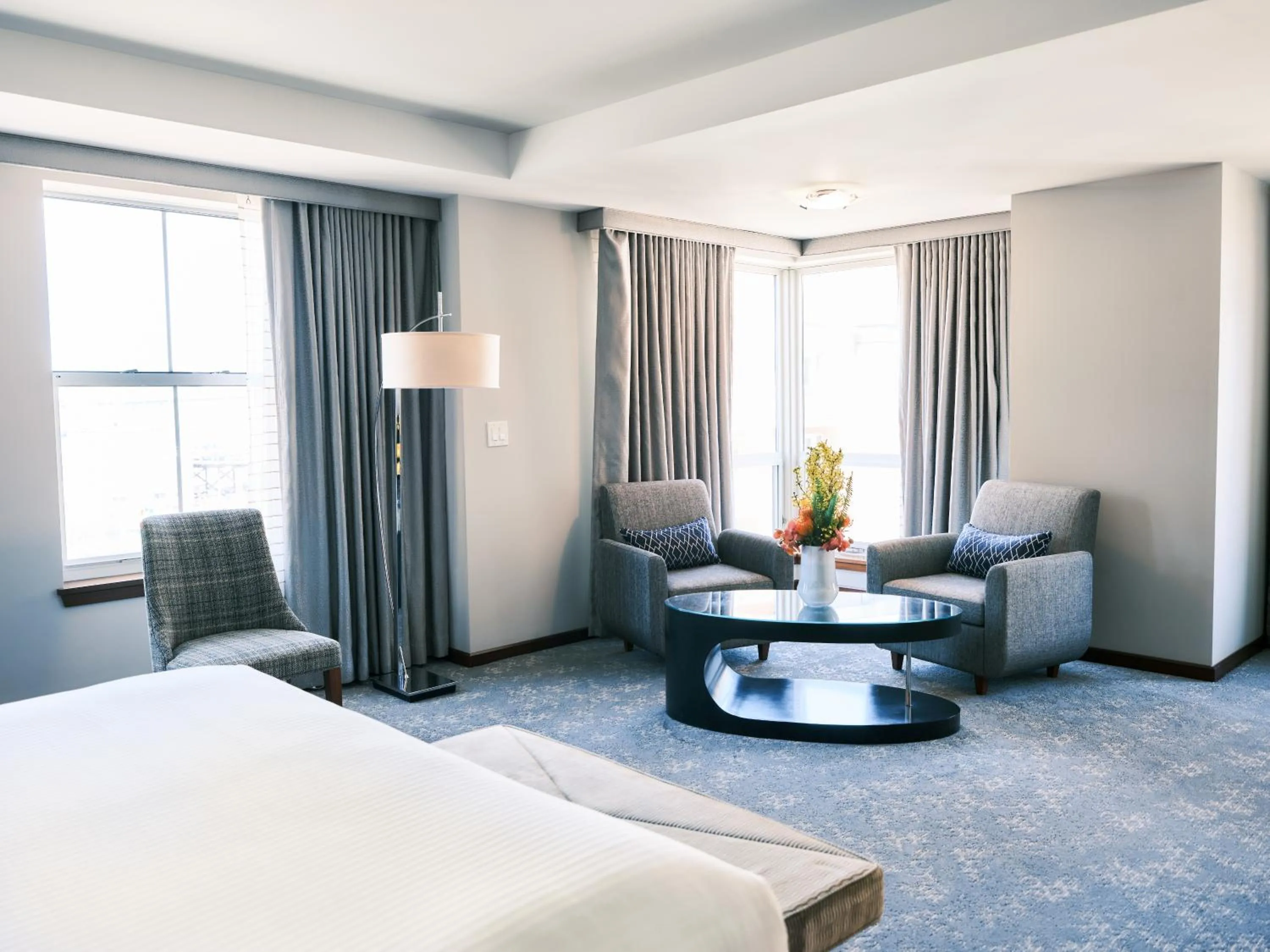 Seating area, Bed in Battery Wharf Hotel, Boston Waterfront