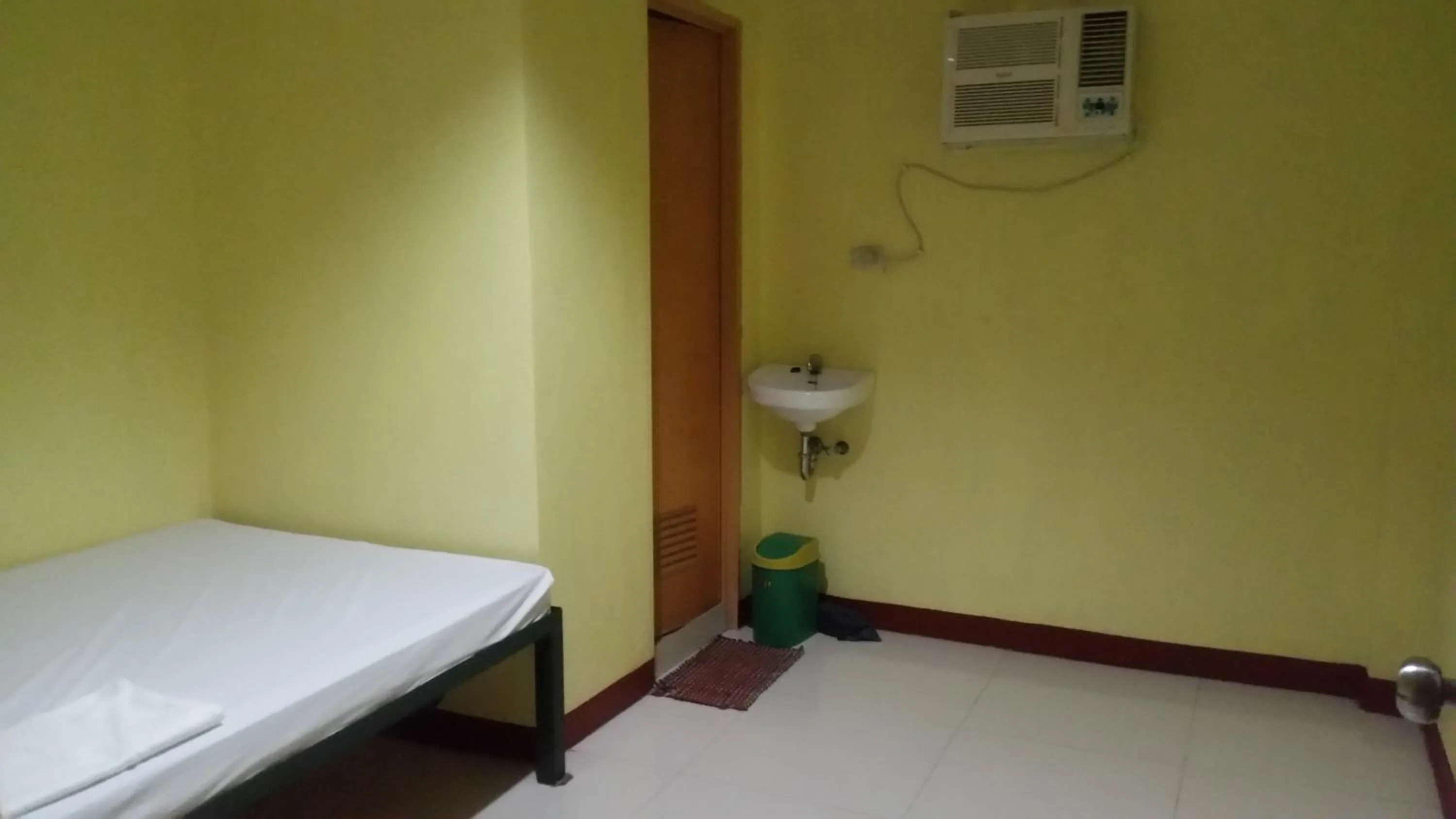 Bed in RMS Travellers Inn