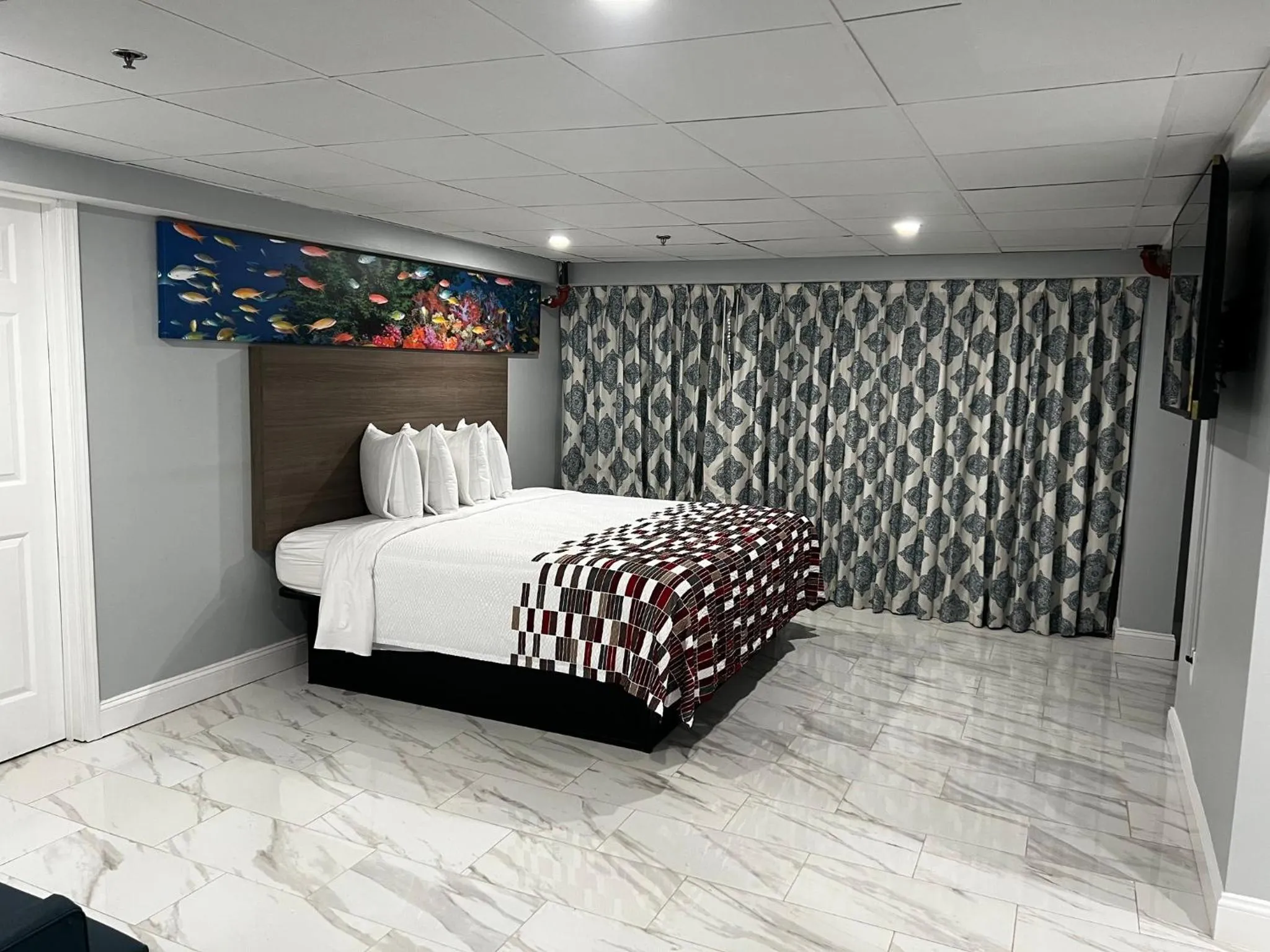 Bedroom, Bed in Red Roof PLUS & Suites Virginia Beach - Seaside