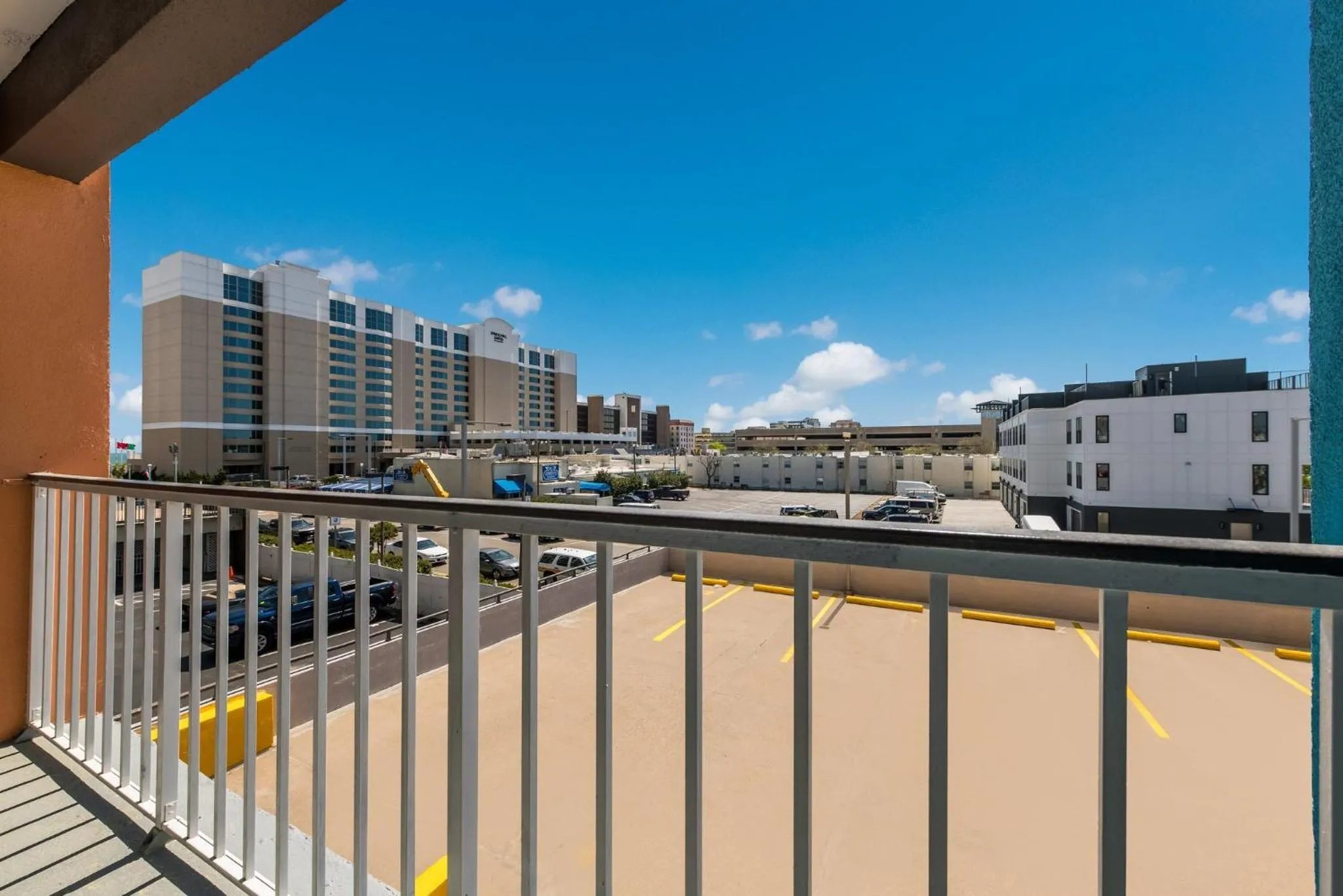 Bedroom in Red Roof PLUS & Suites Virginia Beach - Seaside