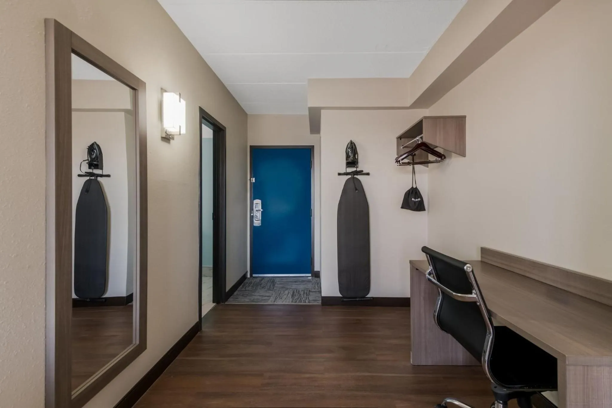 Bedroom in Red Roof PLUS & Suites Virginia Beach - Seaside