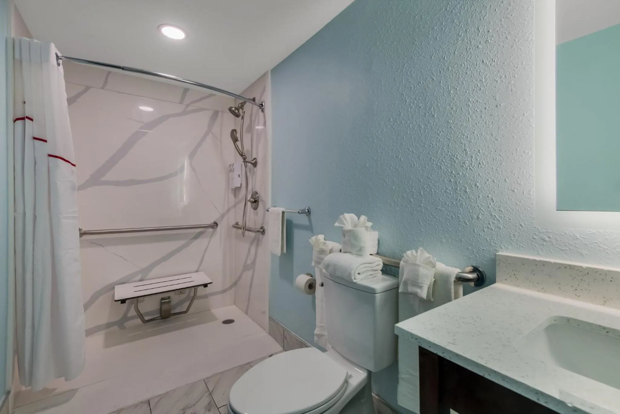 Bathroom in Red Roof PLUS & Suites Virginia Beach - Seaside