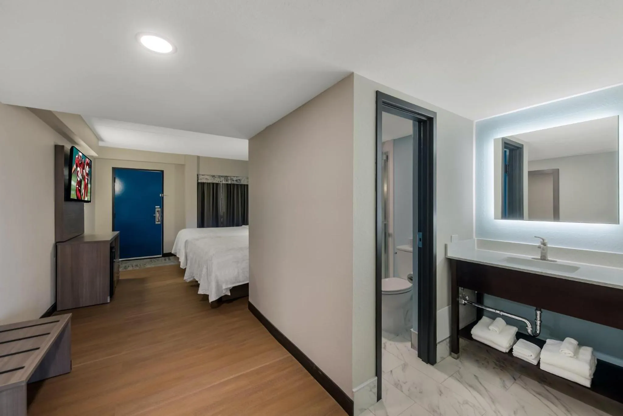 Photo of the whole room, Bed in Red Roof PLUS & Suites Virginia Beach - Seaside