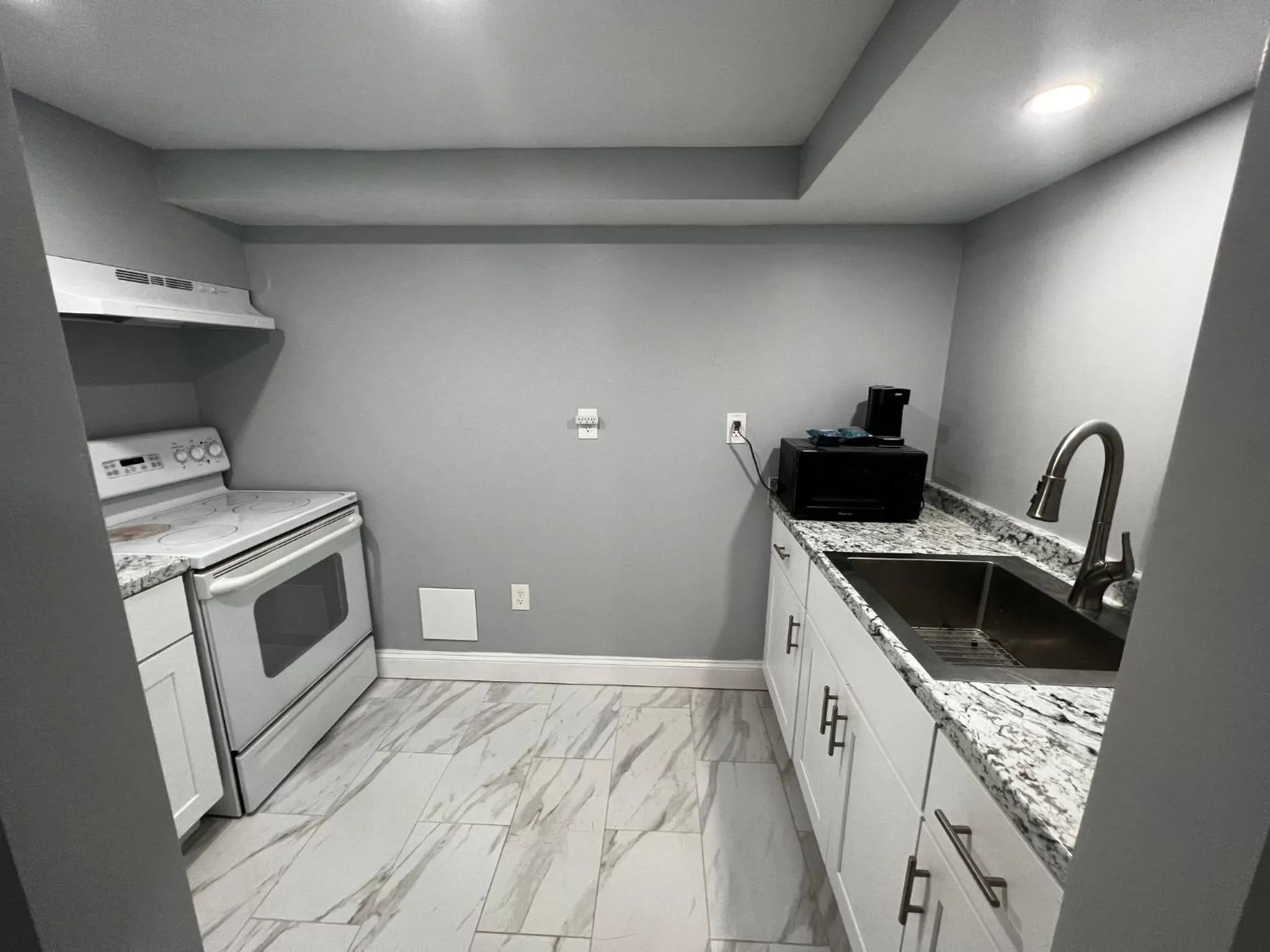 Kitchen or kitchenette in Red Roof PLUS & Suites Virginia Beach - Seaside