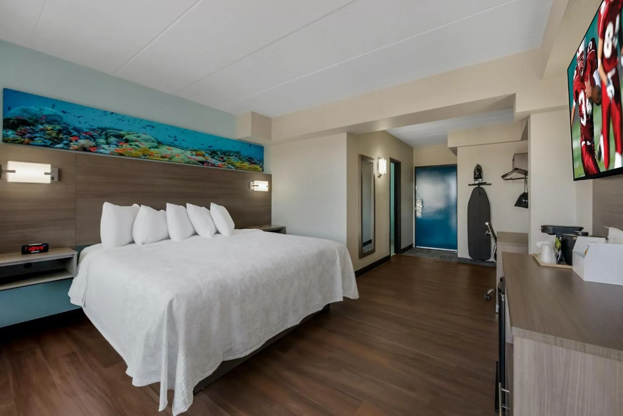 Bedroom, Bed in Red Roof PLUS & Suites Virginia Beach - Seaside