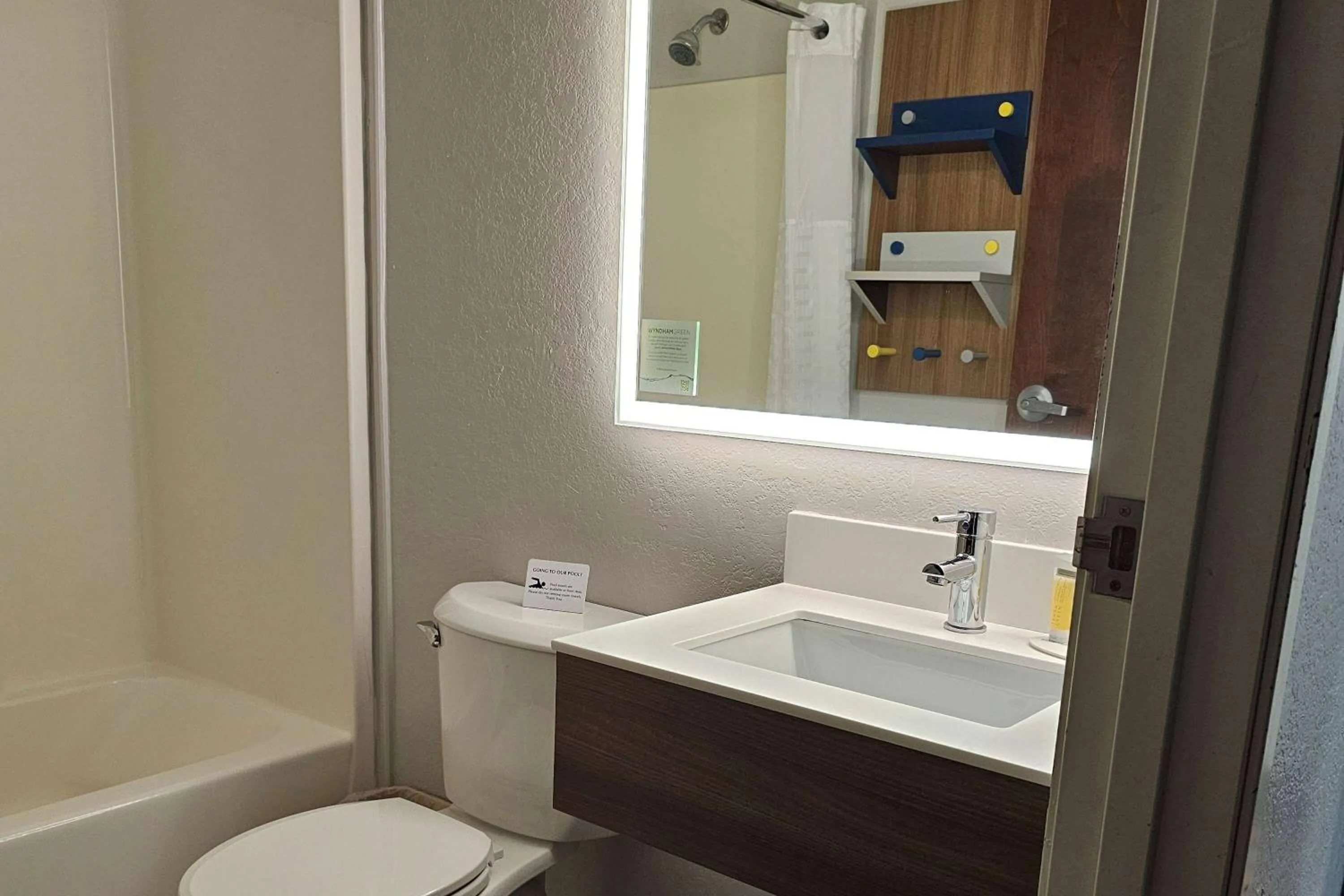 TV and multimedia in Microtel Inn & Suites by Wyndham Bushnell