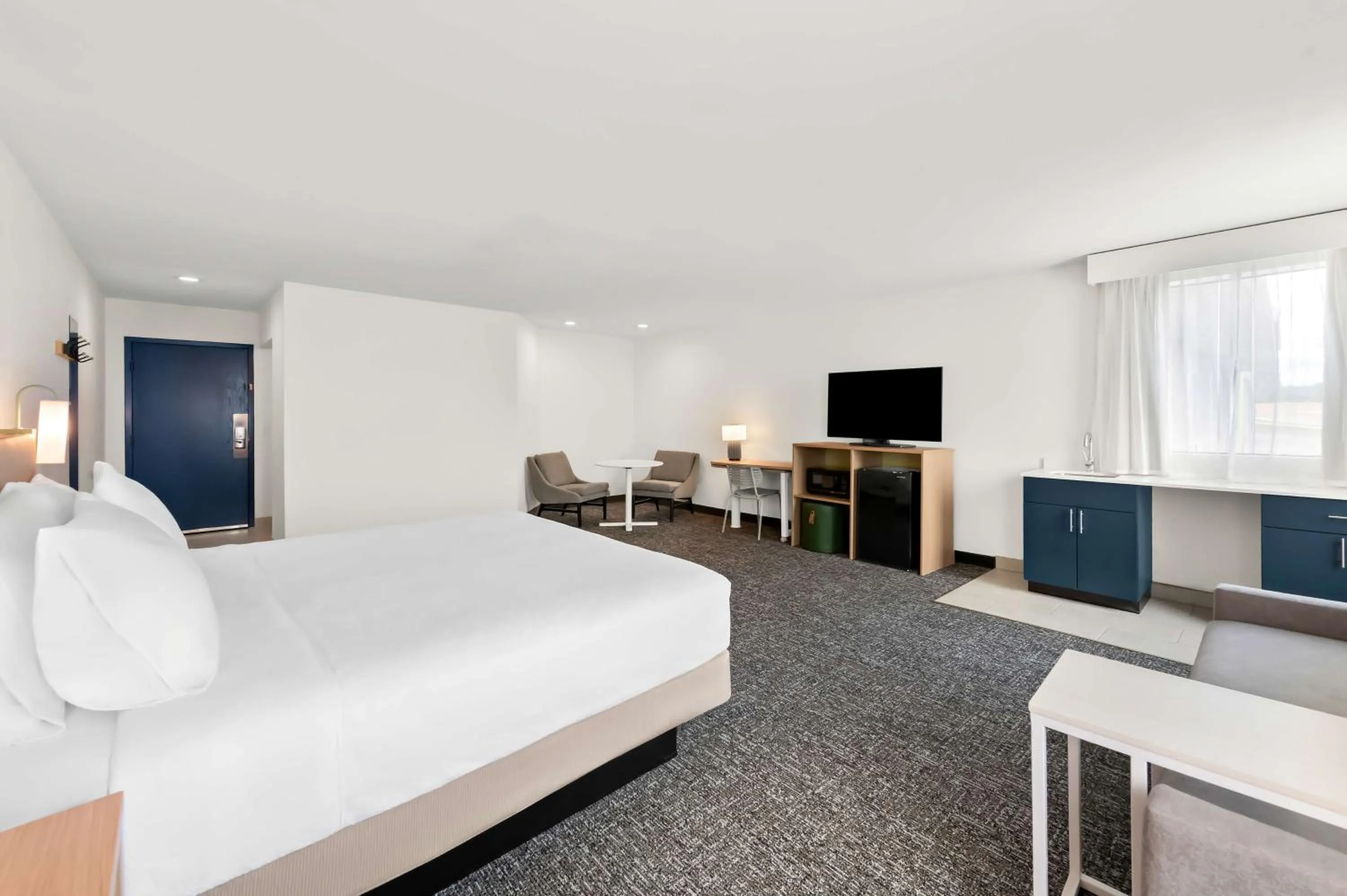 Living room, Bed in Barrington Hotel & Suites