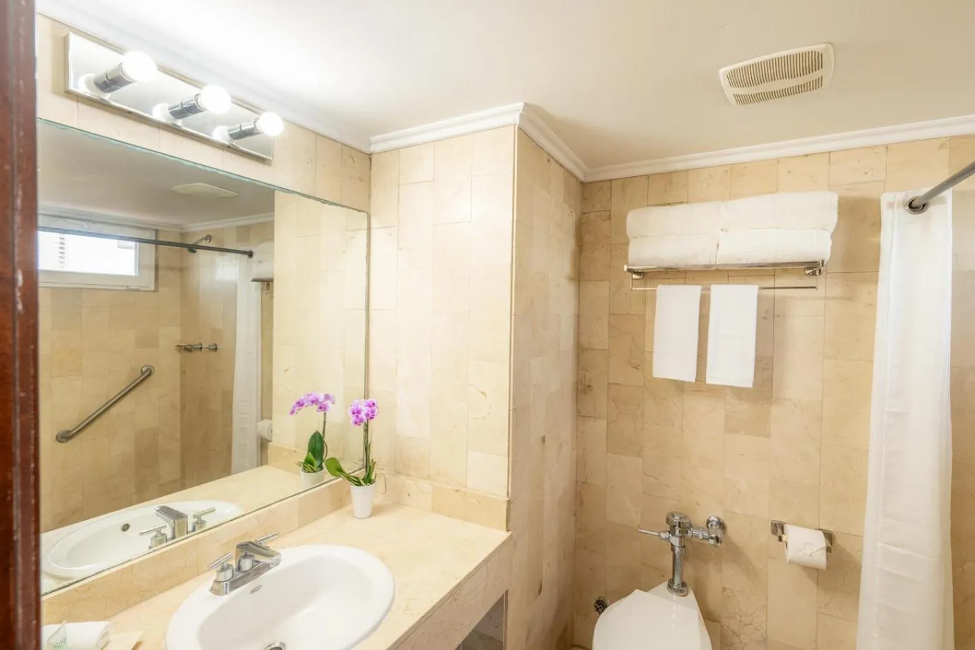 Bathroom in Hotel Faranda Express Soloy and Casino, a member of Radisson Individuals