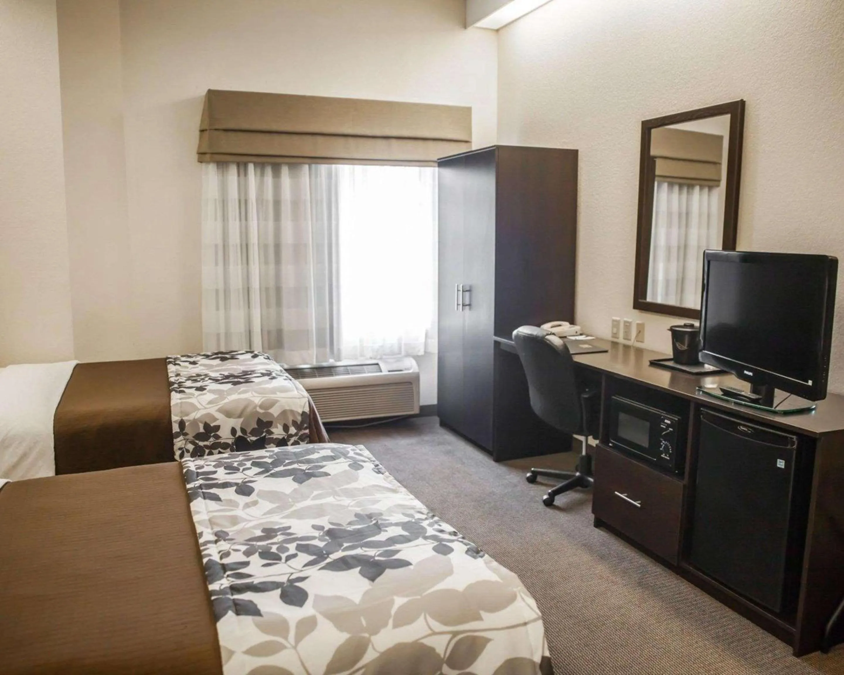 Photo of the whole room, Bed in Sleep Inn & Suites Hagerstown