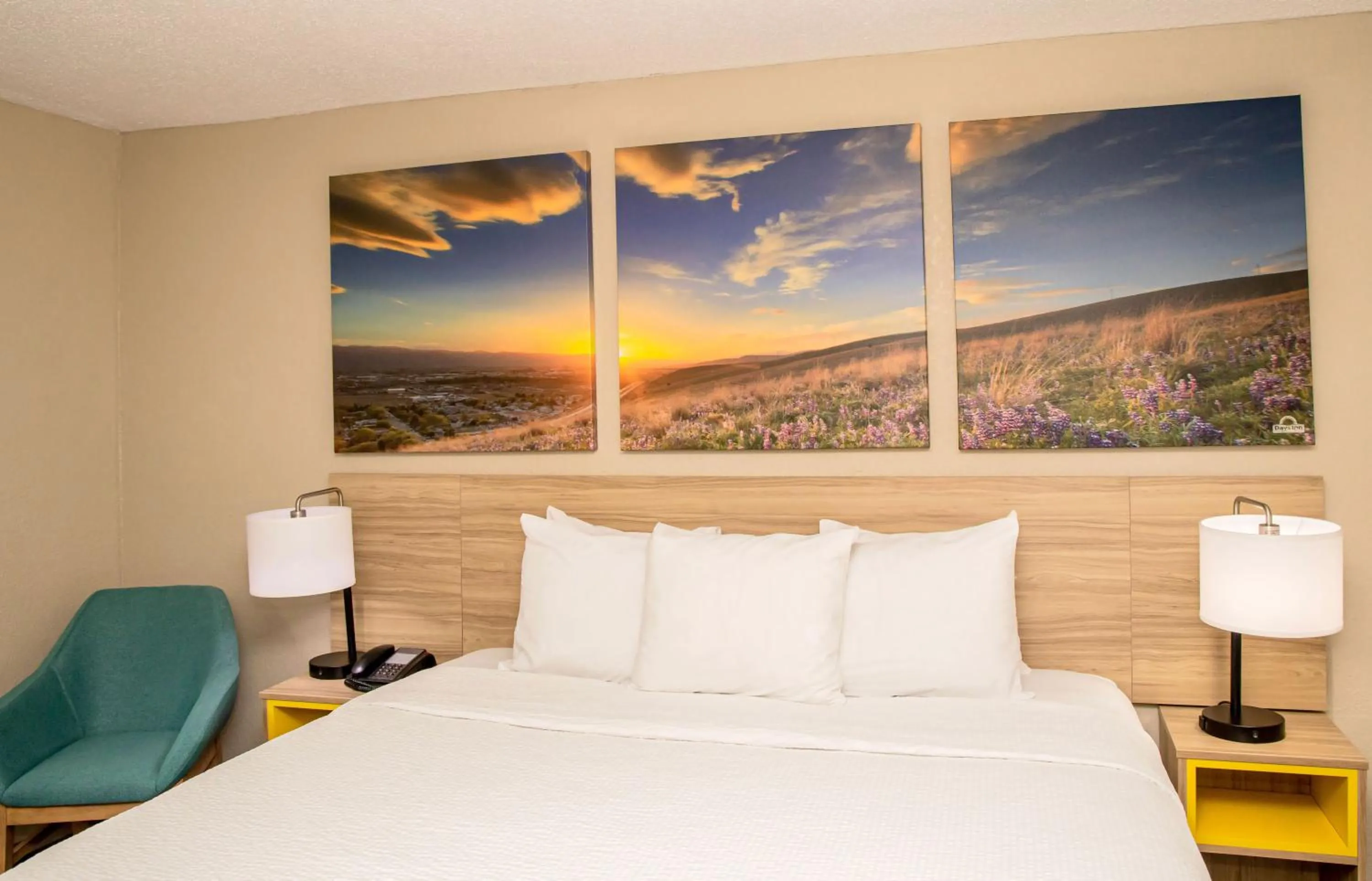 Bed in Days Inn and Suites by Wyndham Hammond, IN