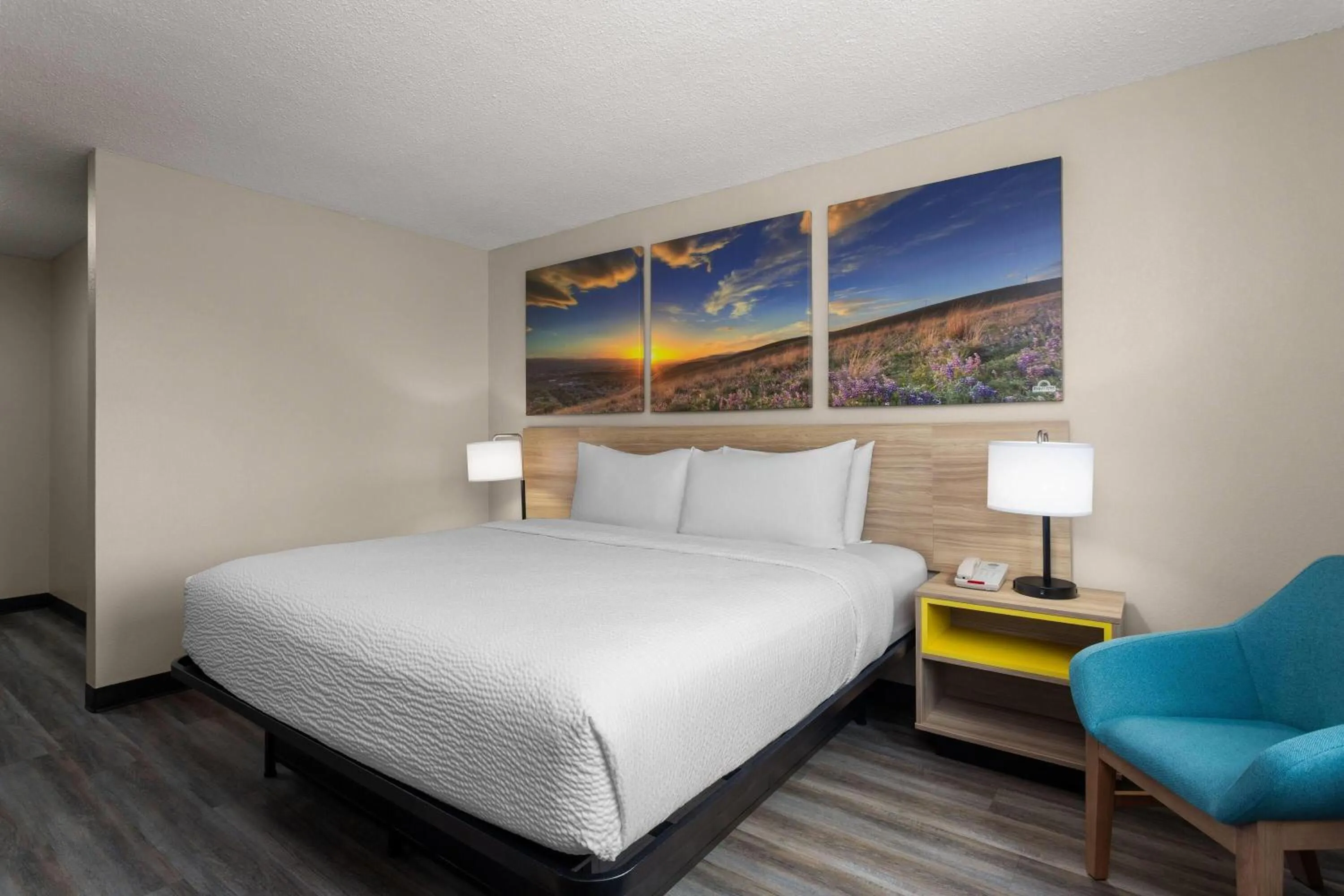 Photo of the whole room, Bed in Days Inn and Suites by Wyndham Hammond, IN