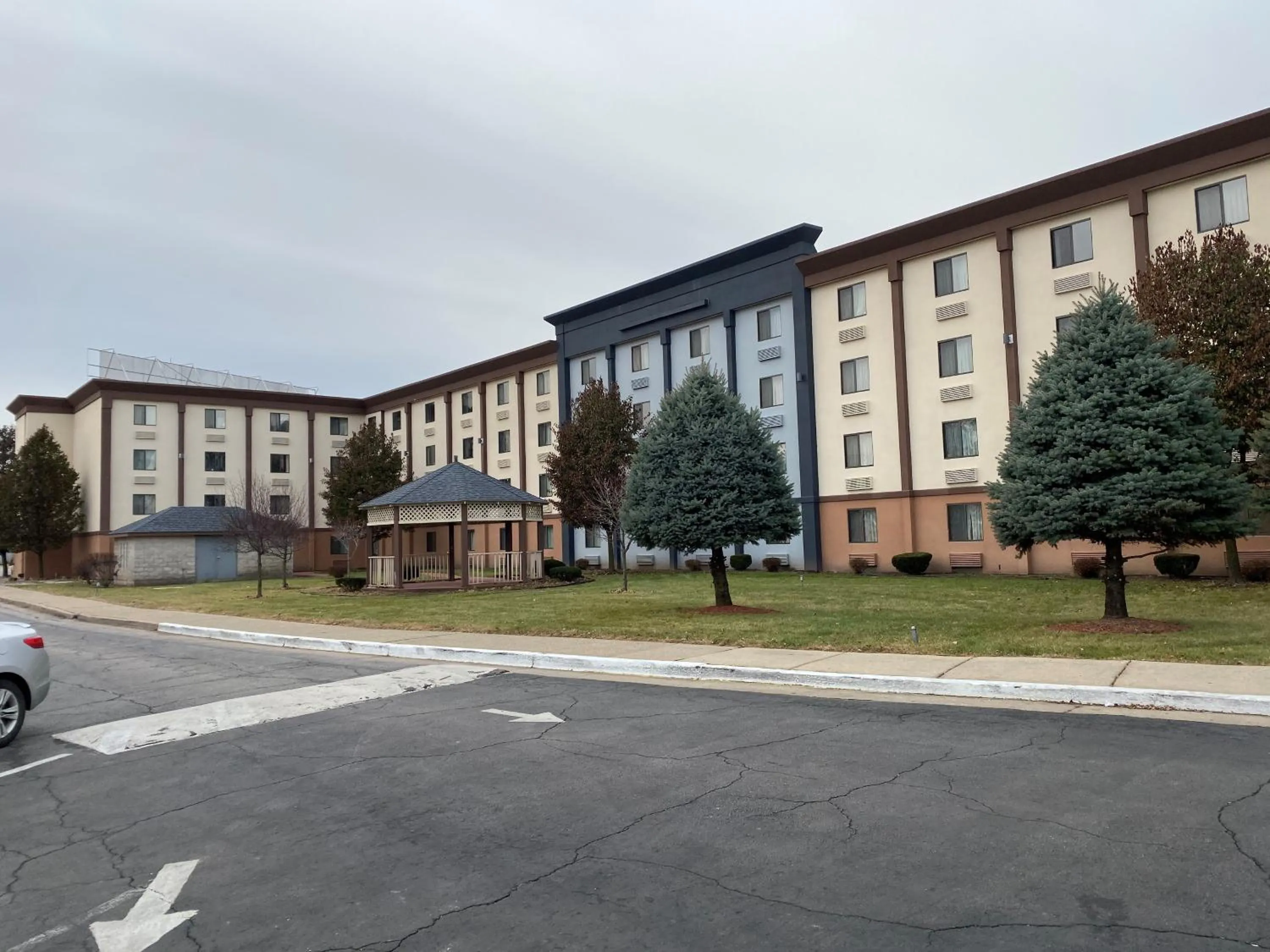 Property building in Days Inn and Suites by Wyndham Hammond, IN