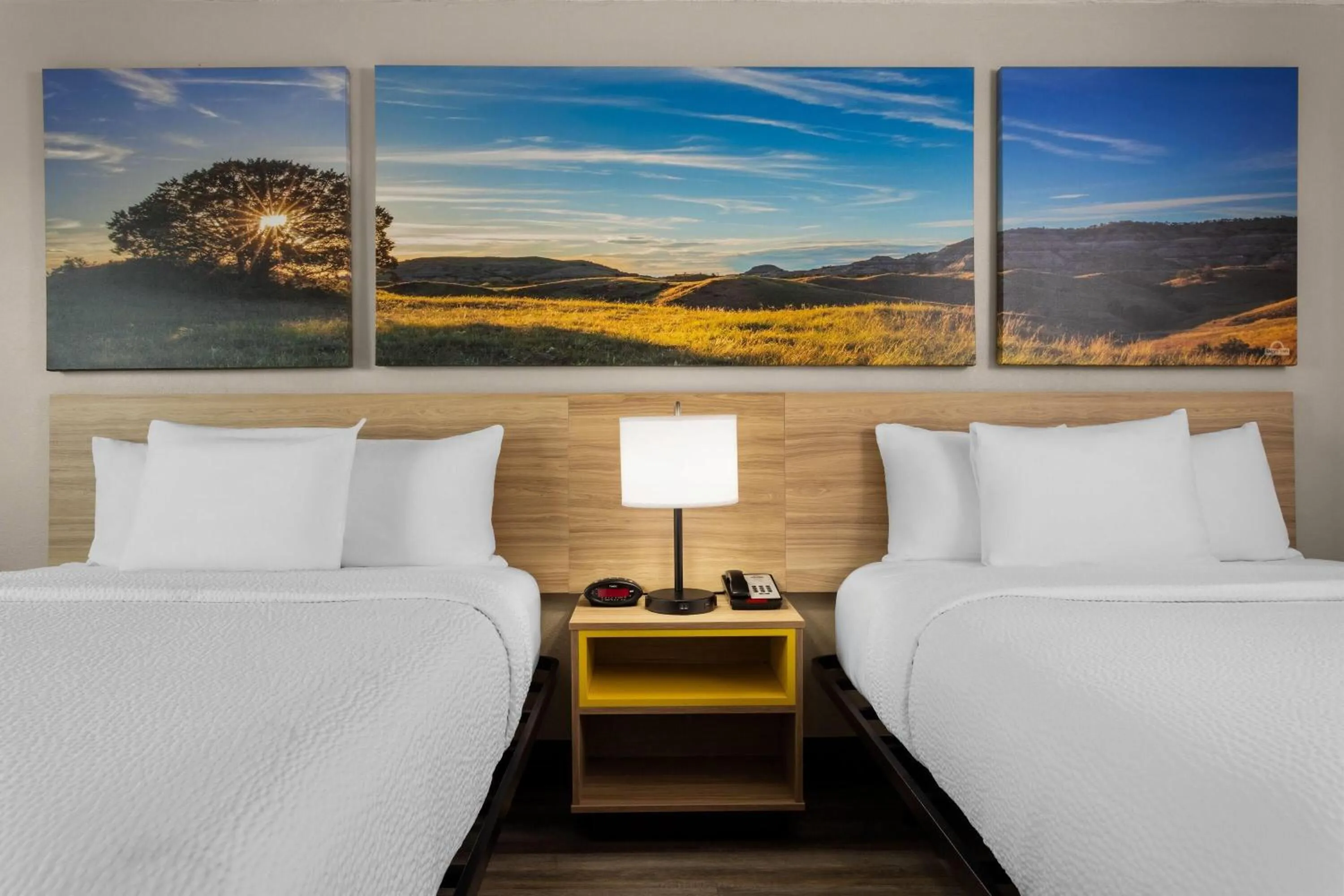 Photo of the whole room, Bed in Days Inn and Suites by Wyndham Hammond, IN