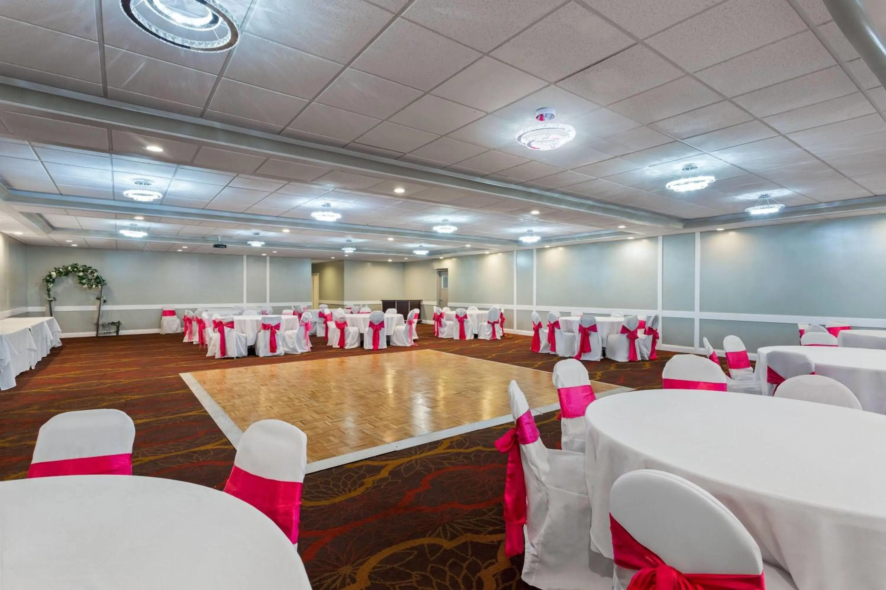 Banquet/Function facilities in Days Inn and Suites by Wyndham Hammond, IN