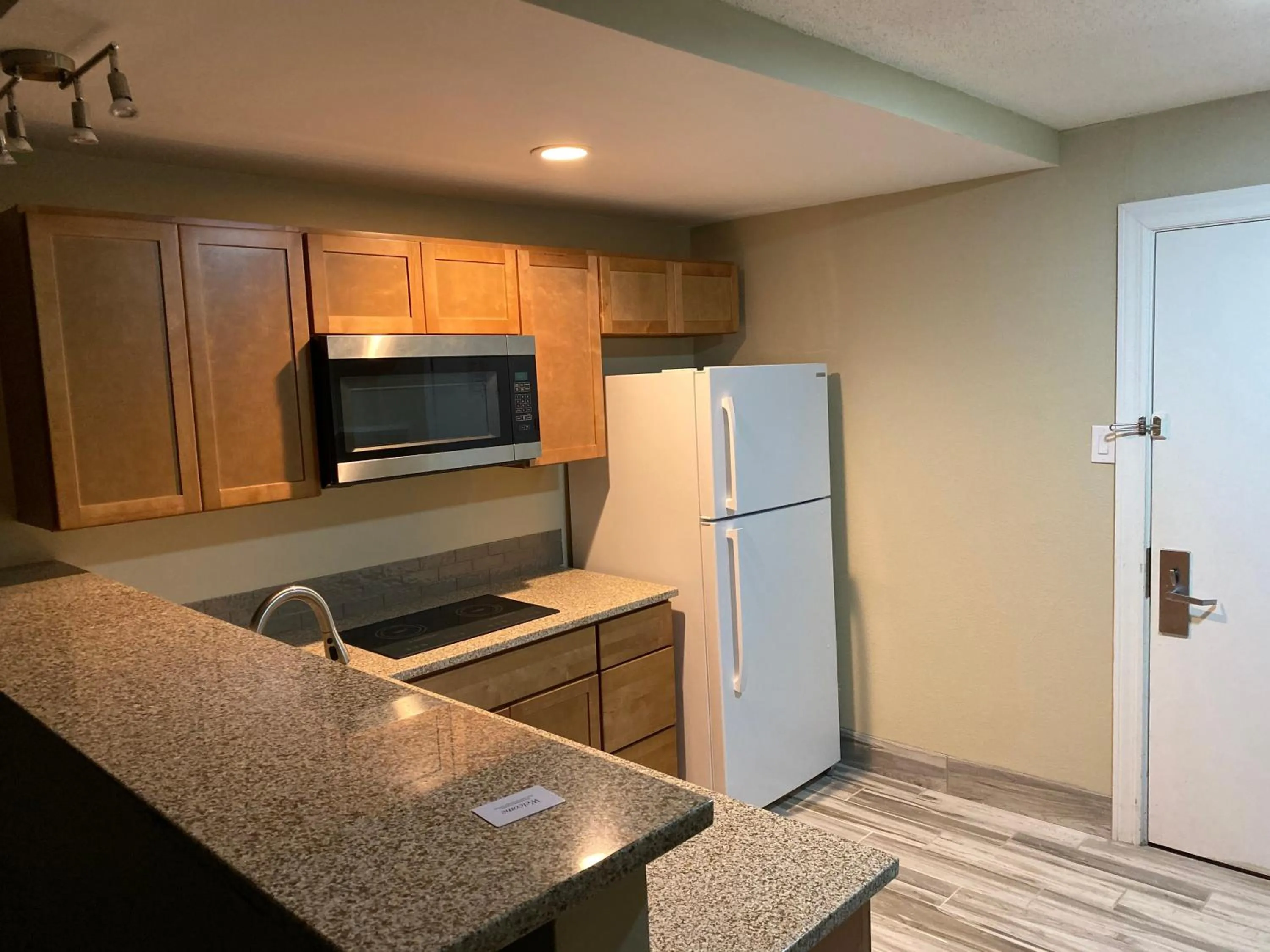 Kitchen or kitchenette in Days Inn and Suites by Wyndham Hammond, IN