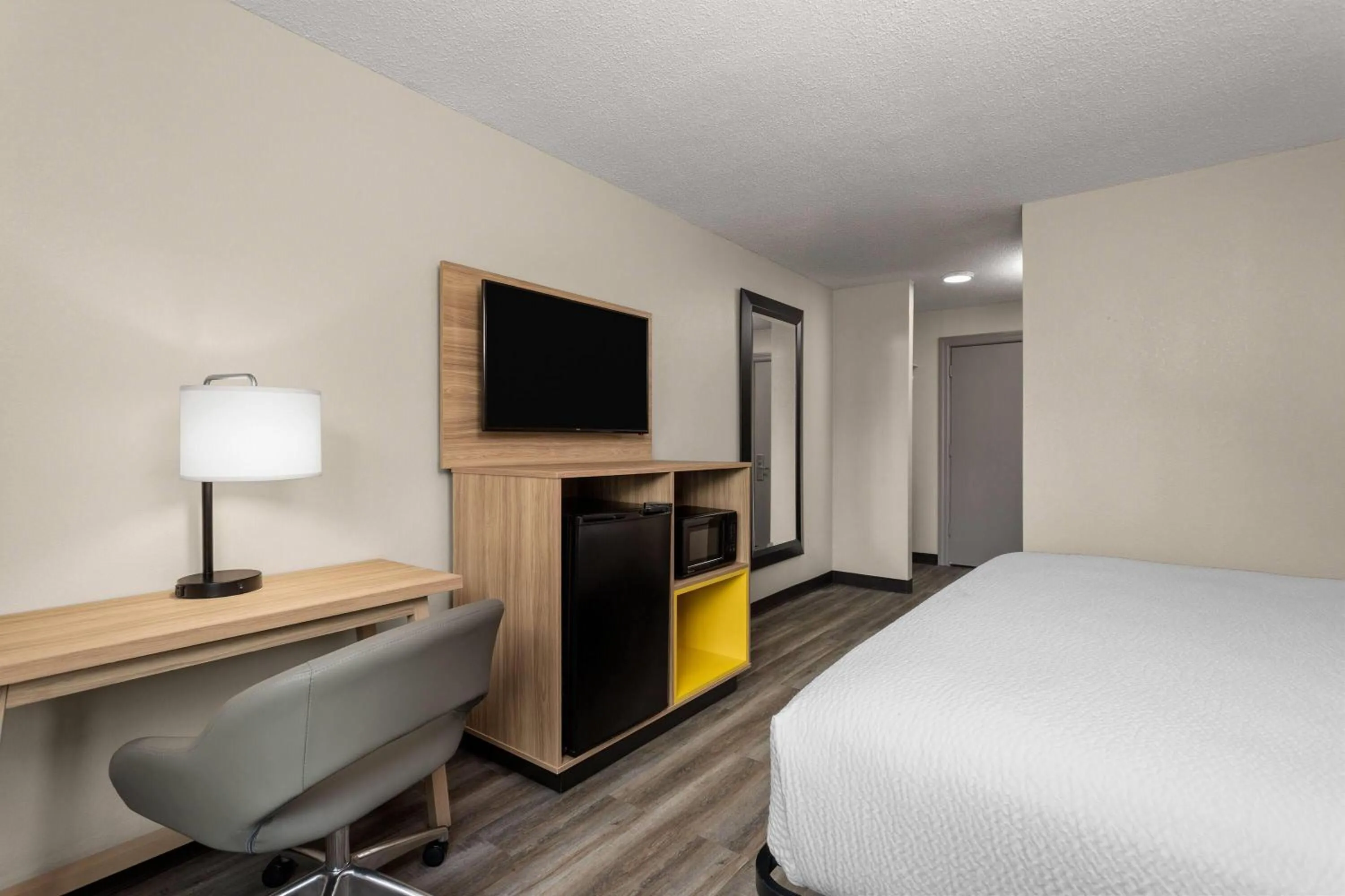 Photo of the whole room, Bed in Days Inn and Suites by Wyndham Hammond, IN