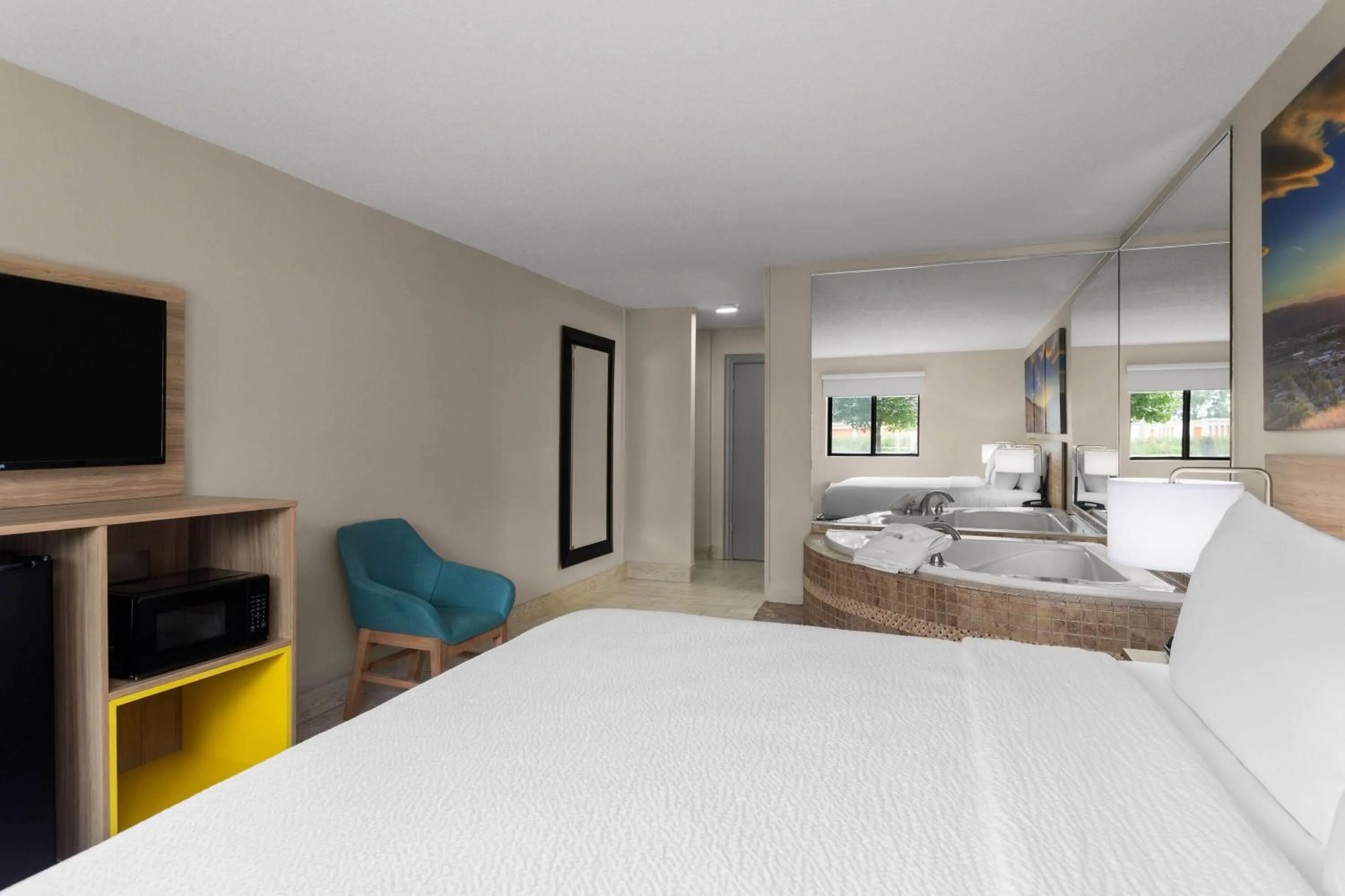 Bath, Bed in Days Inn and Suites by Wyndham Hammond, IN