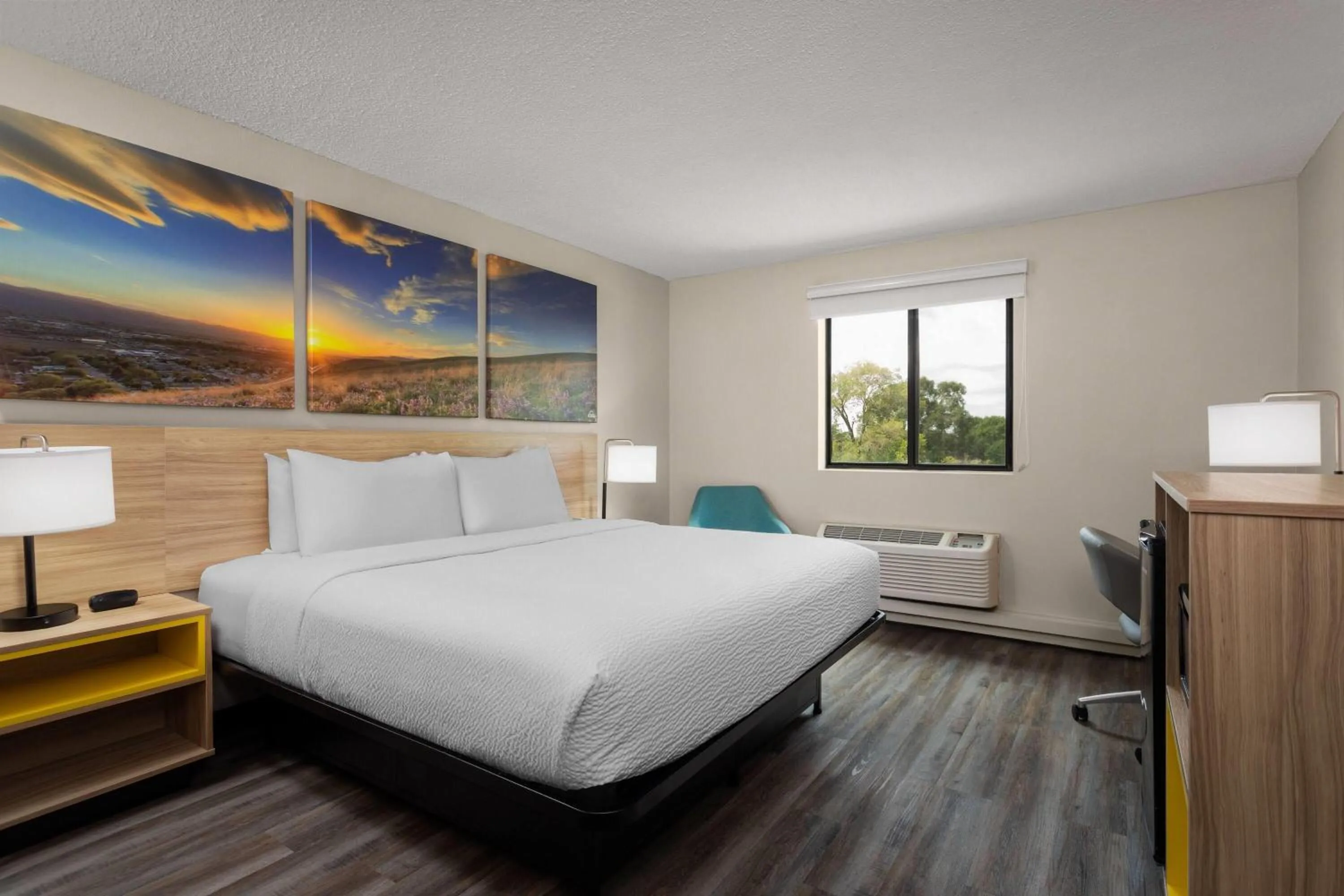 Photo of the whole room, Bed in Days Inn and Suites by Wyndham Hammond, IN