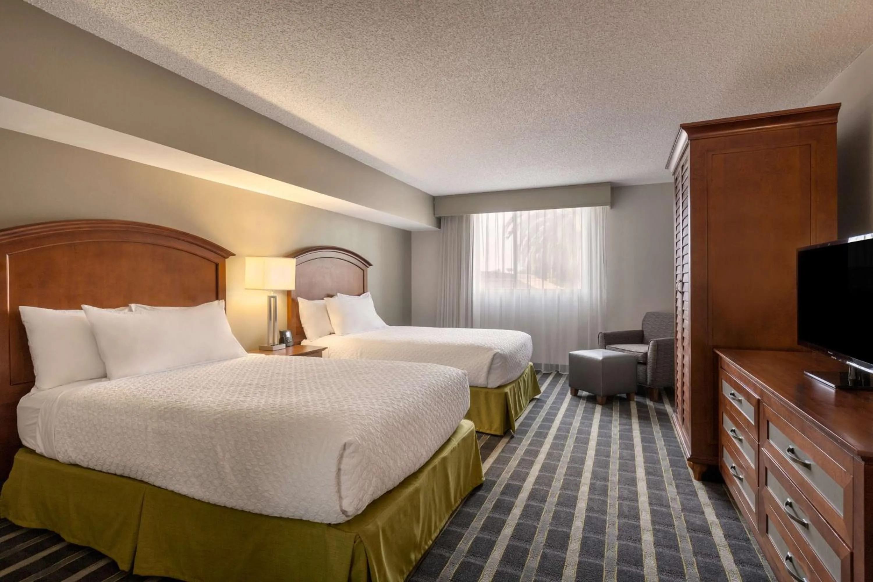 Bed in Embassy Suites San Francisco Airport Waterfront