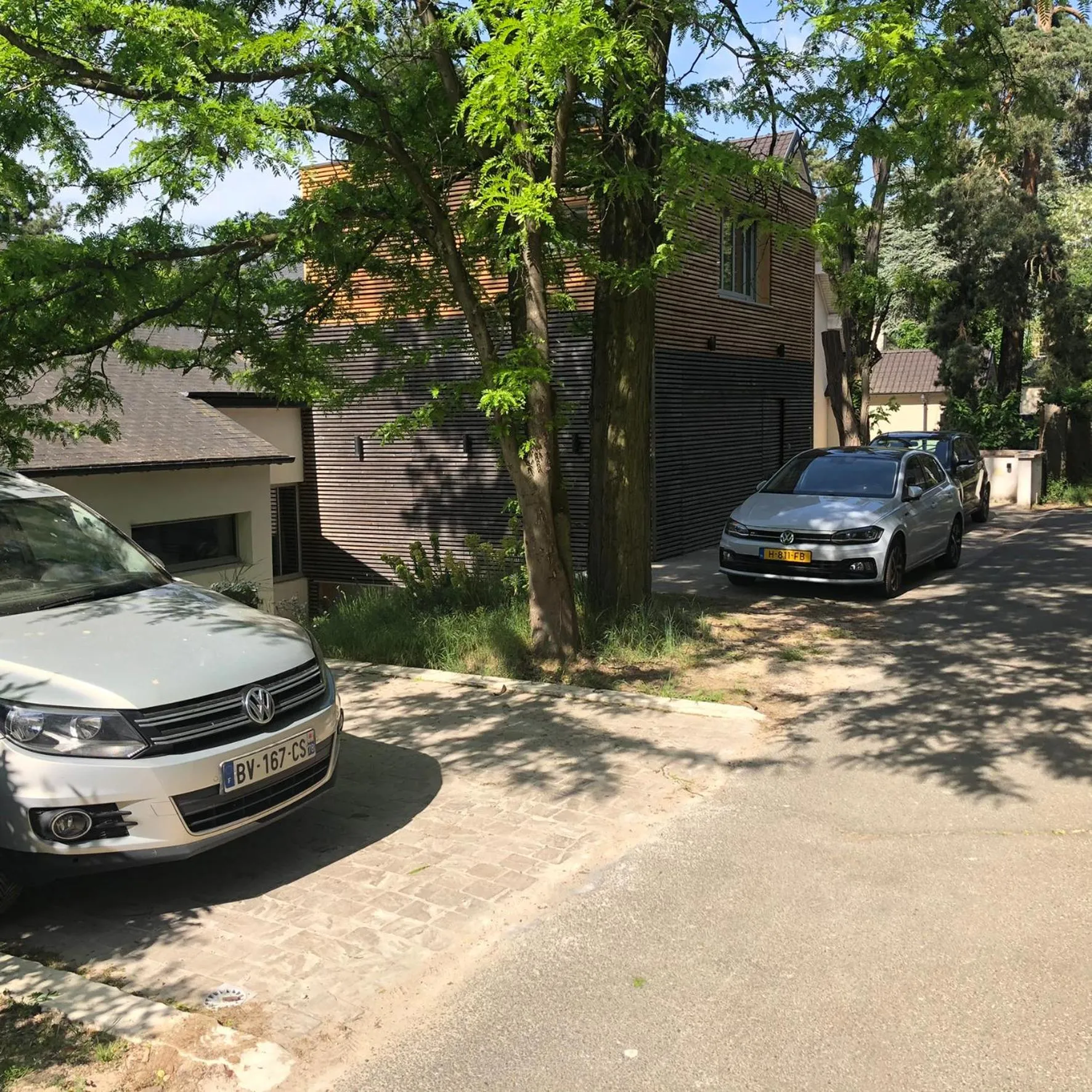 Facade/entrance in Denis & Virginie - château à pied - parking gratuit