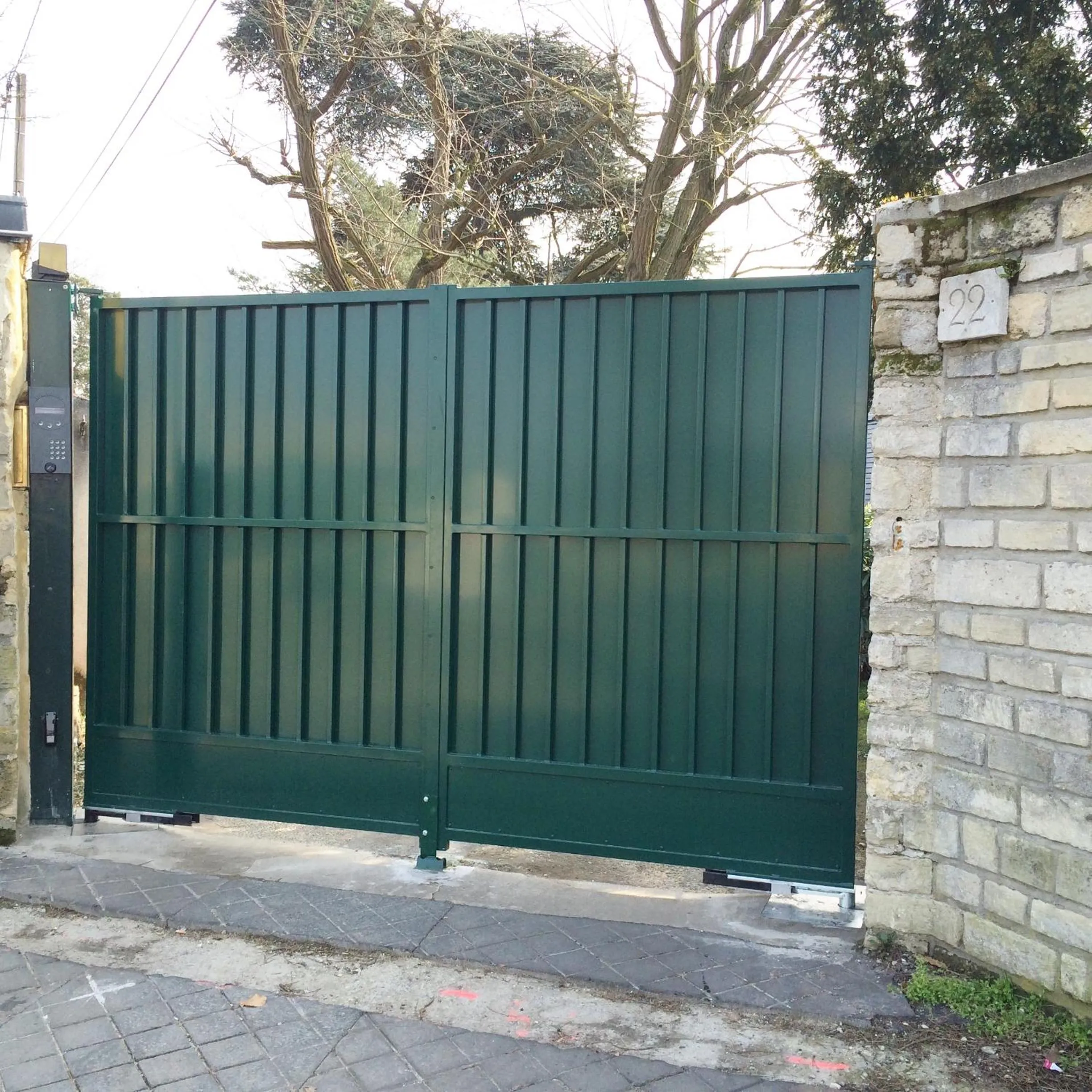 On site in Denis & Virginie - château à pied - parking gratuit