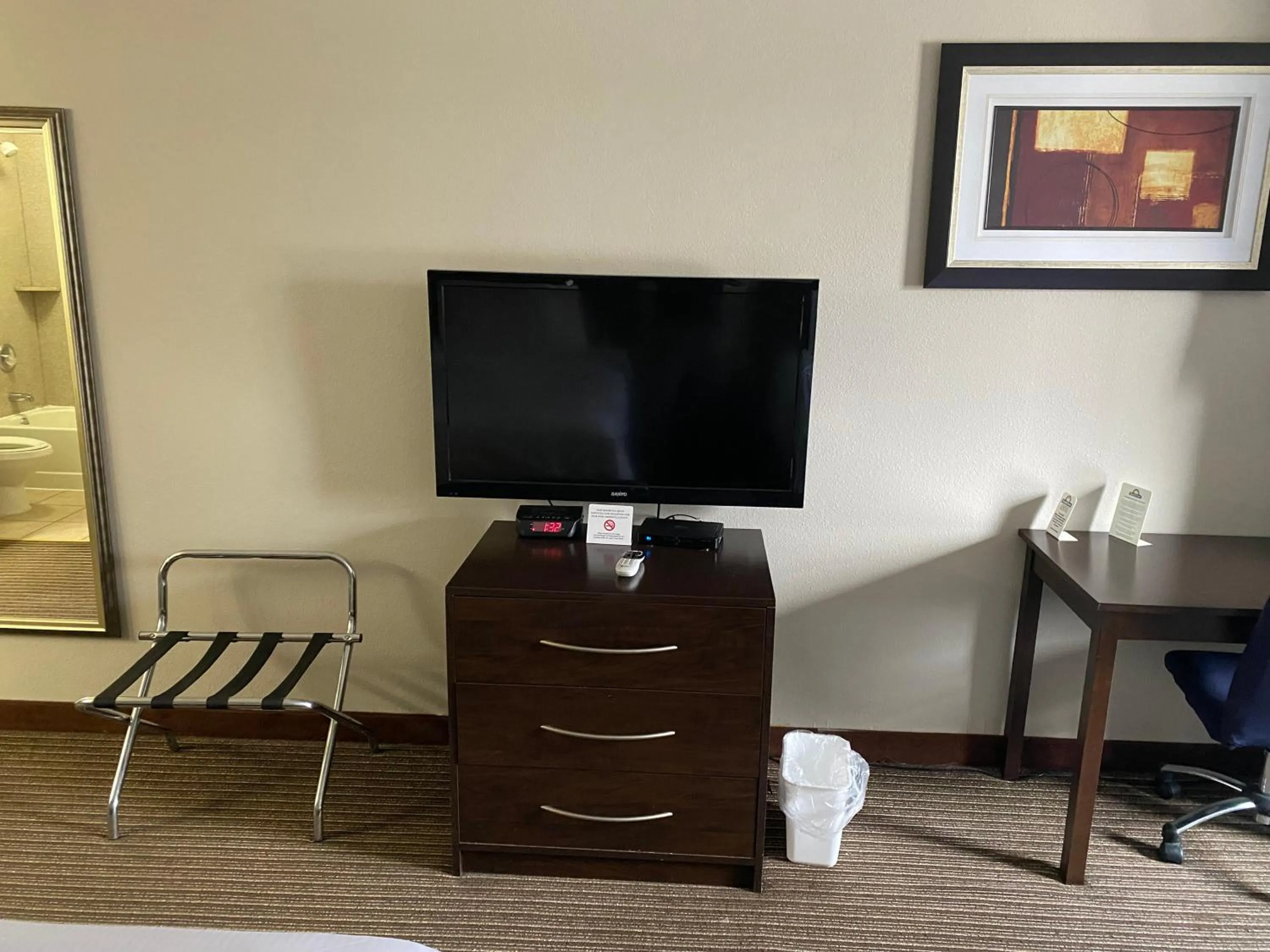 TV and multimedia in Days Inn by Wyndham Perryville MO
