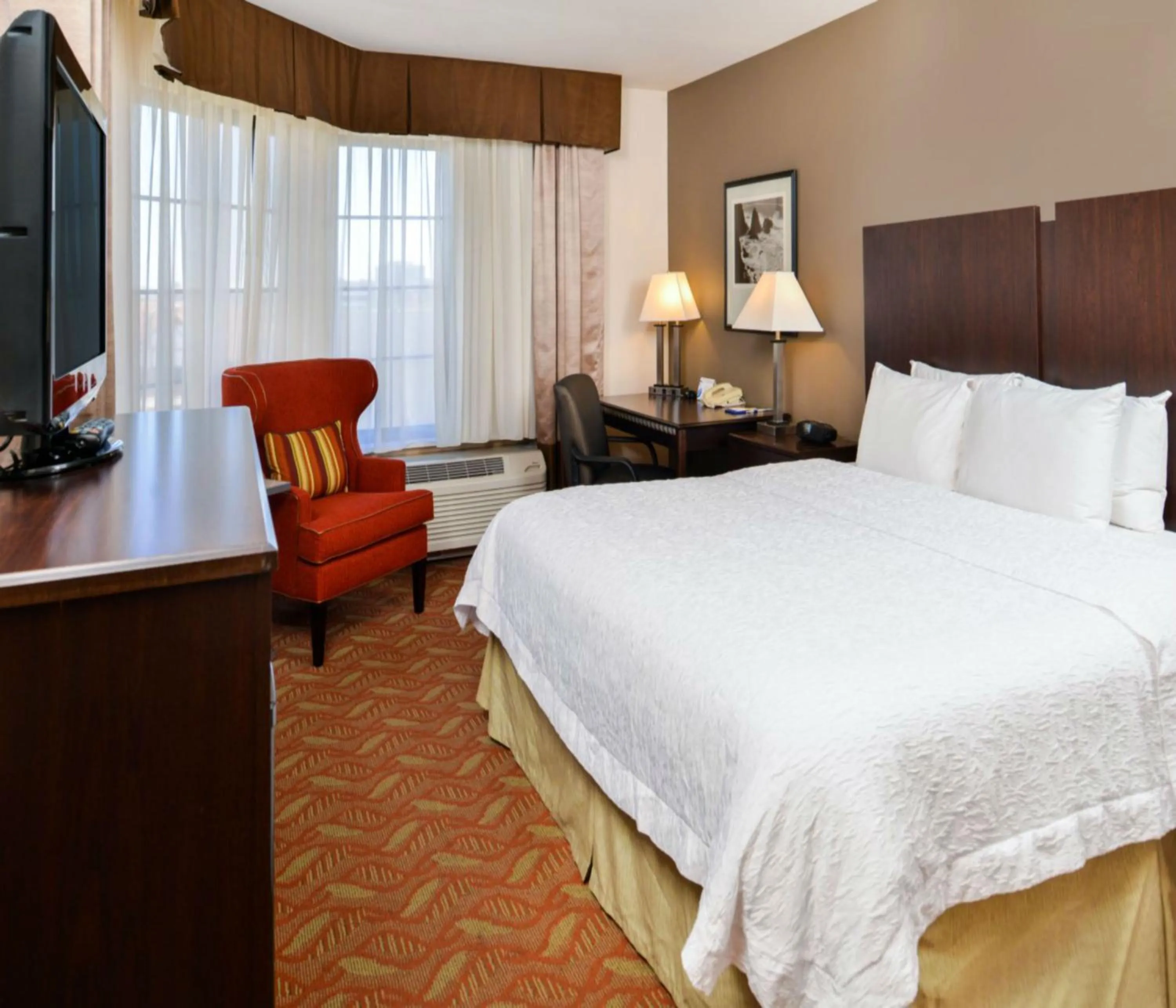 Bed in Hampton Inn & Suites San Francisco-Burlingame-Airport South