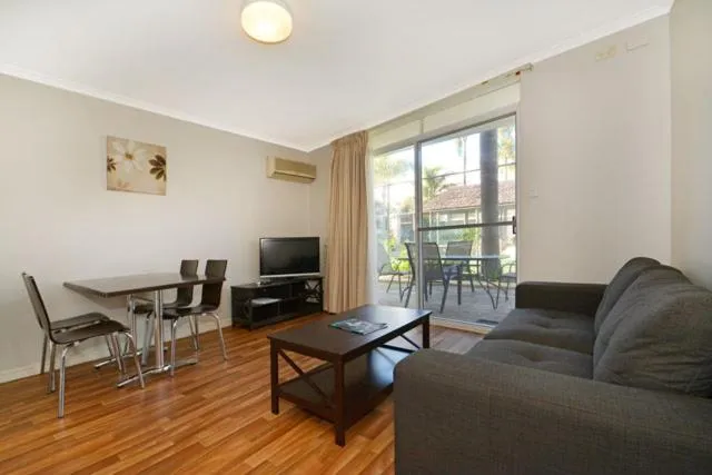 Communal lounge/ TV room in Mandurah Motel and Apartments