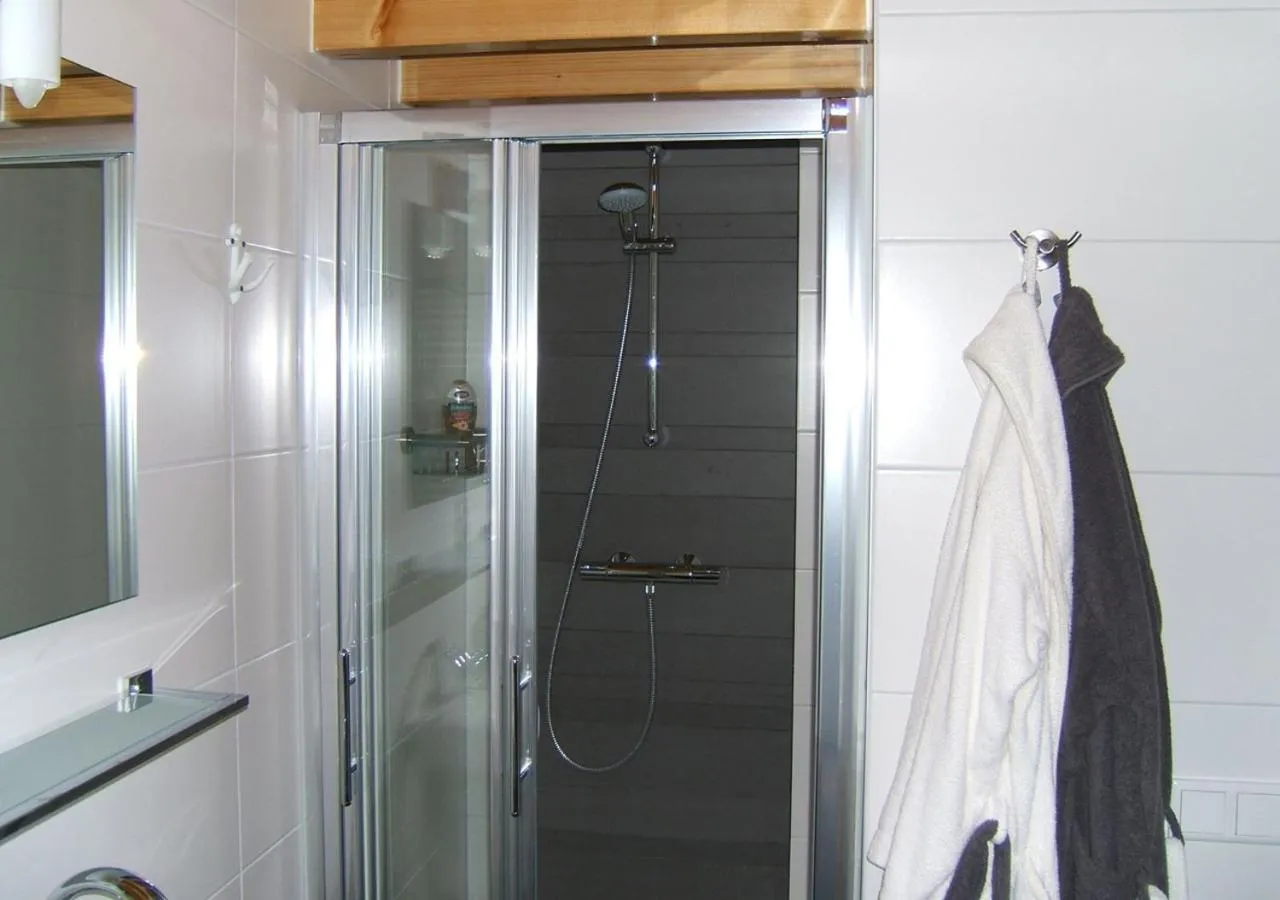 Shower in watervilla-albertje