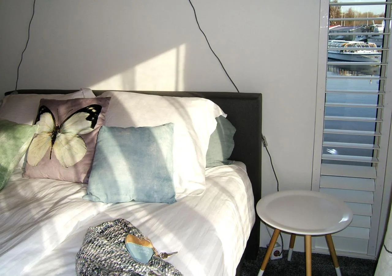 Decorative detail, Bed in watervilla-albertje