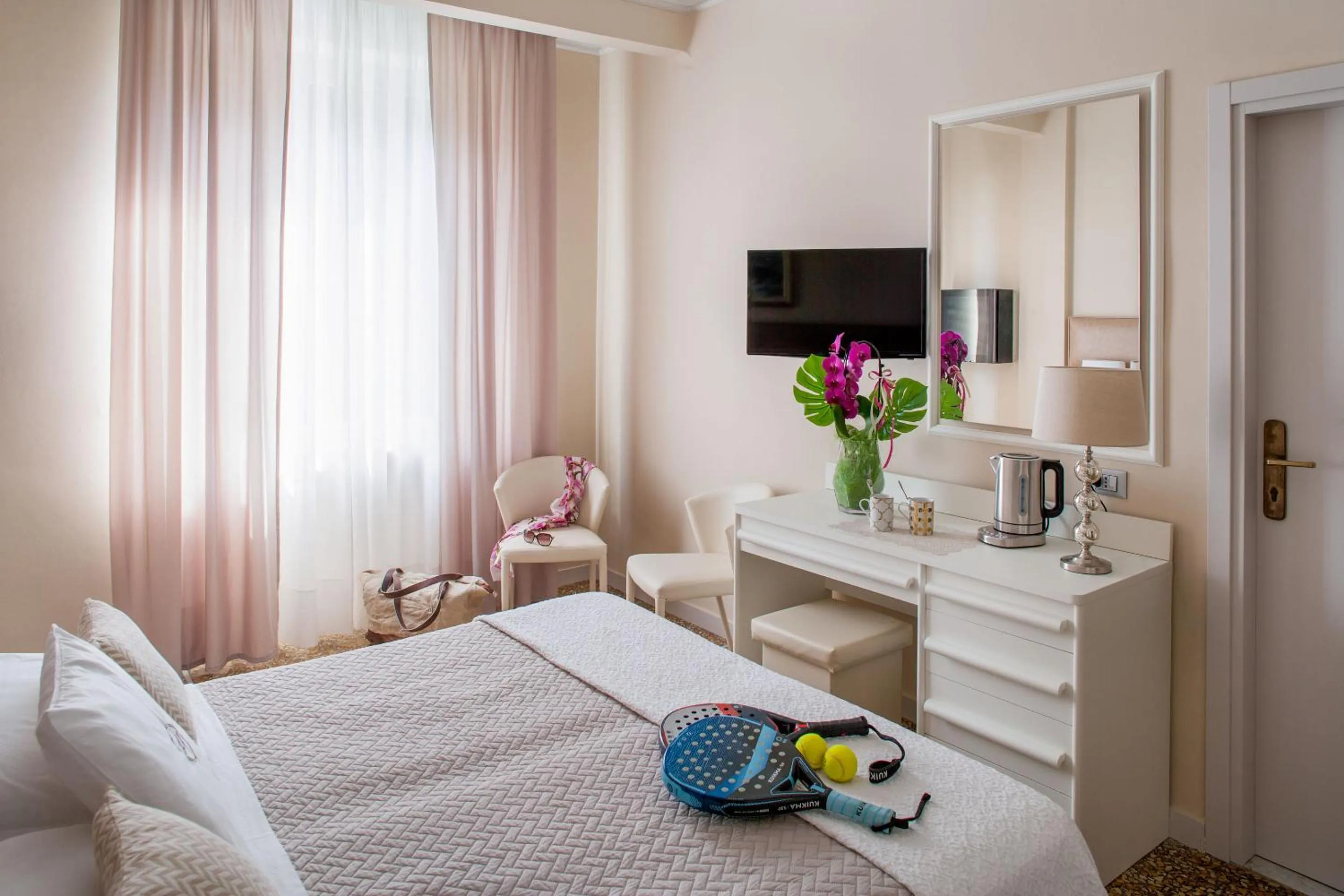 Photo of the whole room in Hotel Mediterraneo